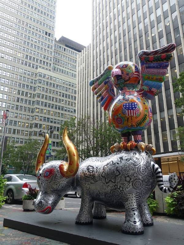 「鷹鴿水水牛」裝置在最靠近時代廣場與紐約高樓相互輝映，如自由美國的象徵。