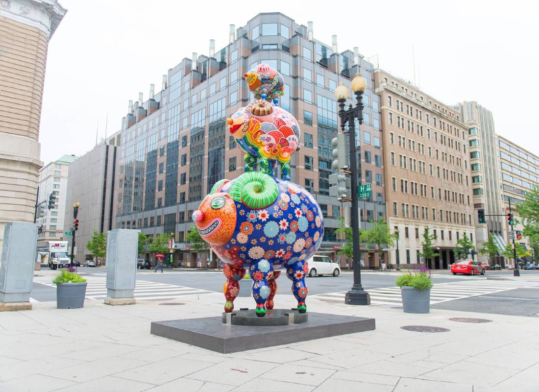 洪易的彩繪雕塑佇立在華盛頓DC 城市中心，與建築相互呼應。 洪易｜三羊開泰｜鋼板彩繪｜284x172x454cm