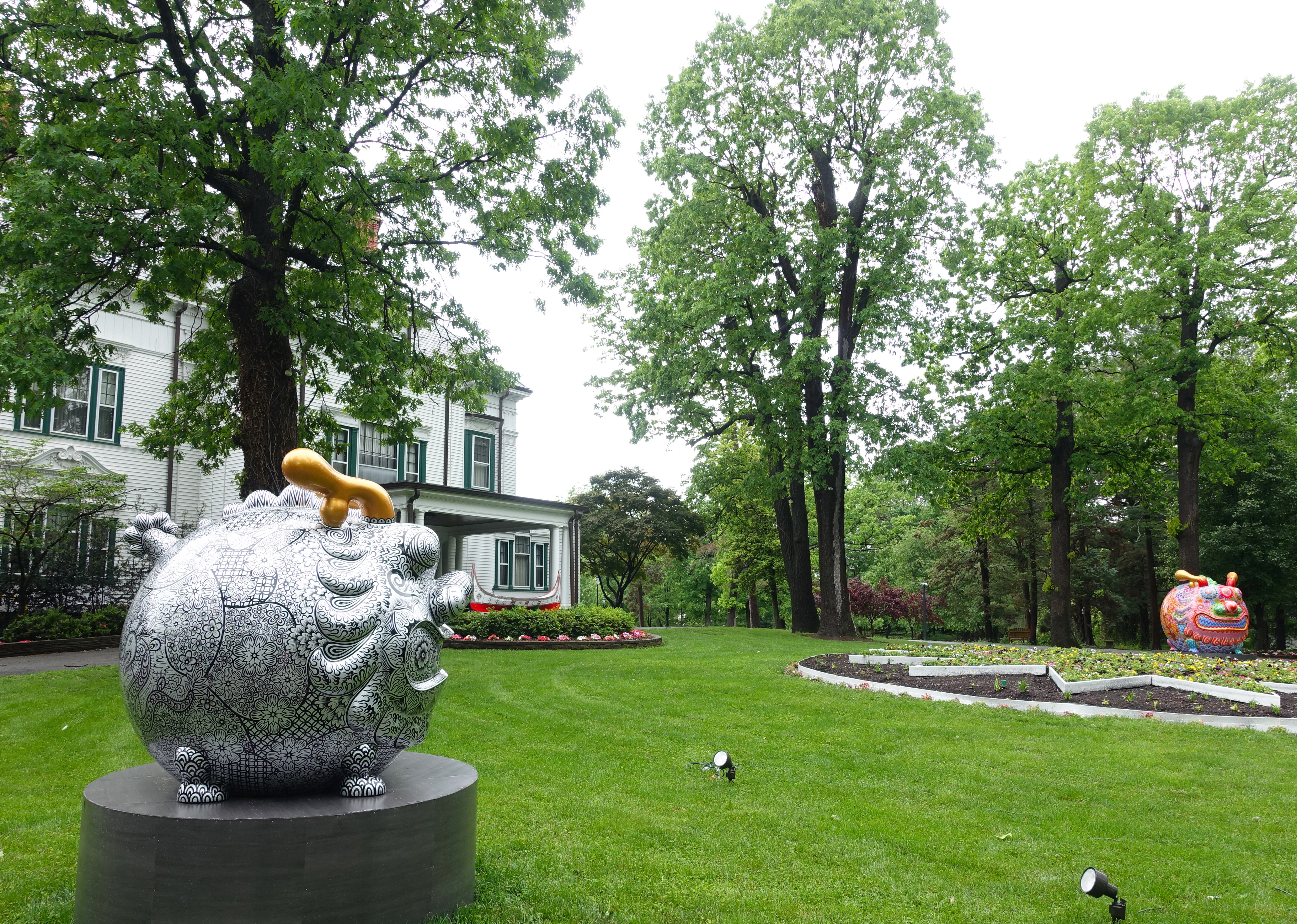 洪易圓龍裝置於華盛頓DC雙橡園。圓龍｜鋼板彩繪｜168x149x158cm  