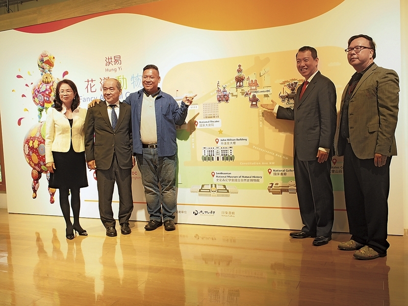 印象畫廊負責人歐賢政、江妙玲伉儷、藝術家洪易、與文化部政務次長楊子葆在記者會上合影。（由左至右）（攝影／柯舒寧）