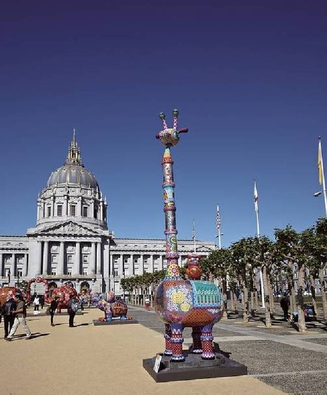 洪易在舊金山市政廳前廣場舉辦的「花漾動物嘉年華」展覽，圖為作品《長景祿》。（印象畫廊提供）