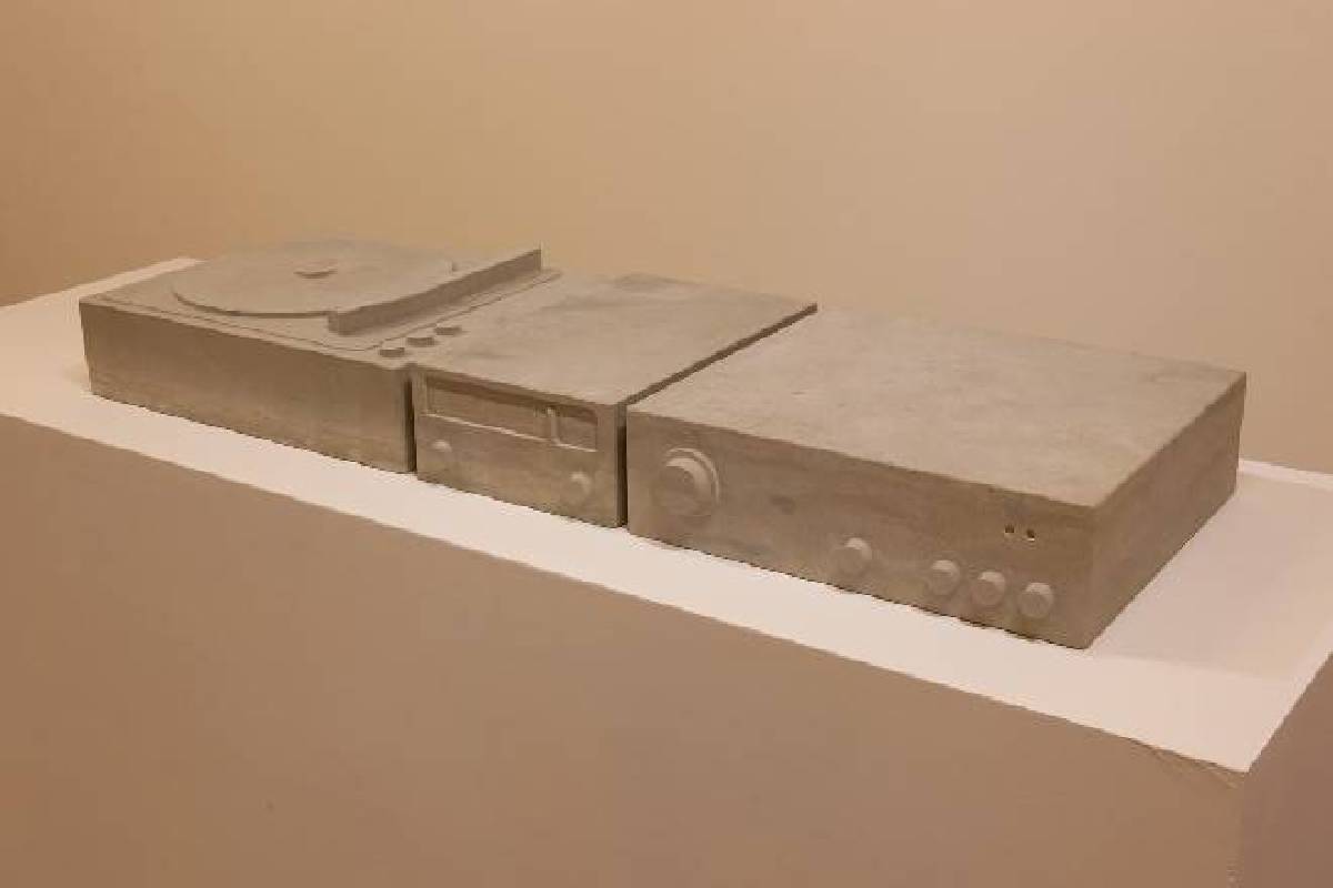 謝素梅，無聲 Disco，2010，裝置/石雕，50 x 40 x 16 cm, 25 x 42 x 13 cm, 46 x 42 x 13, (Set of 3) 3 Ed.