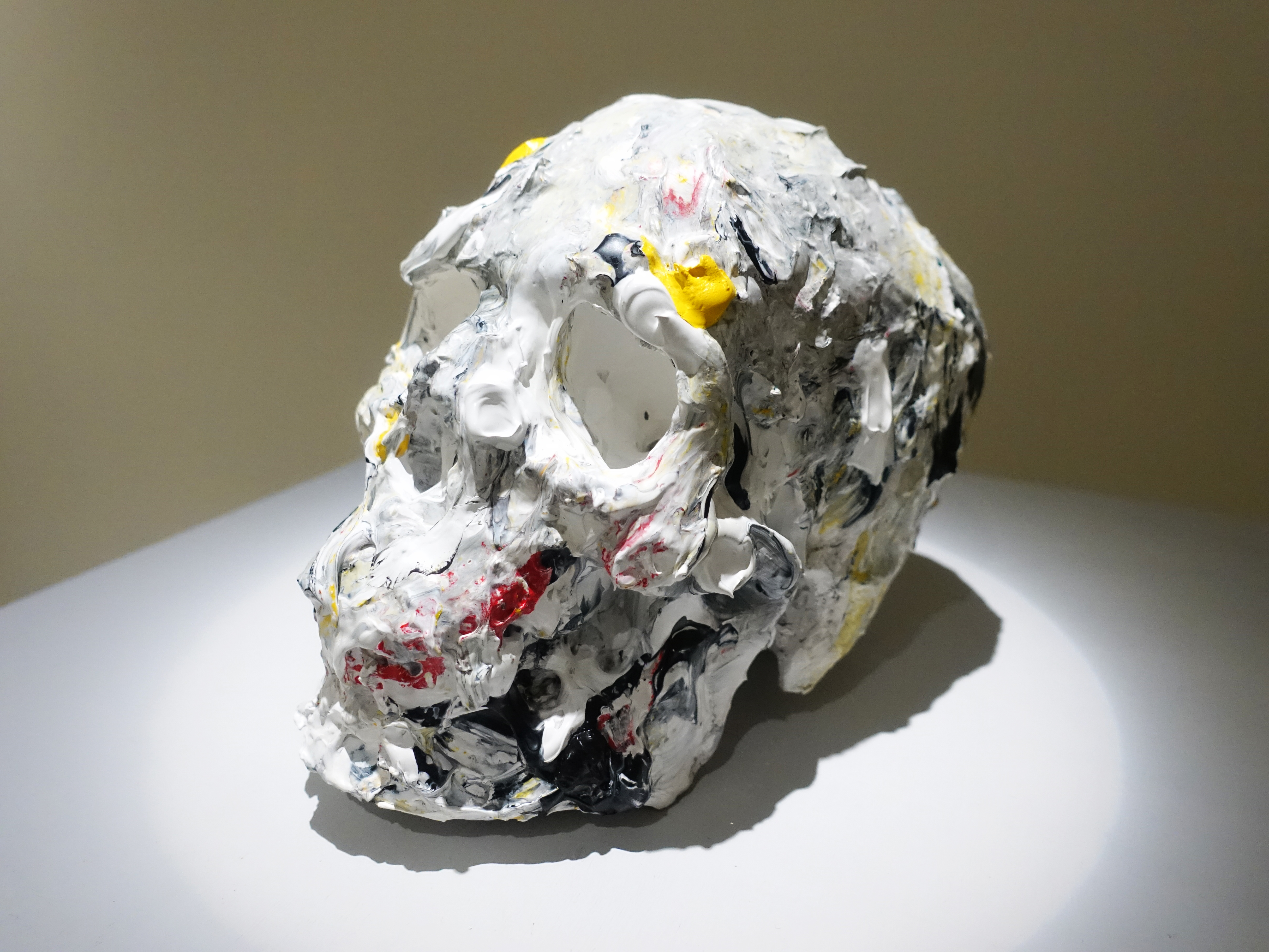 佐藤誠高，《Brilliant Skull 》，23 x 12 x 16 cm，壓克力、石膏，2019。