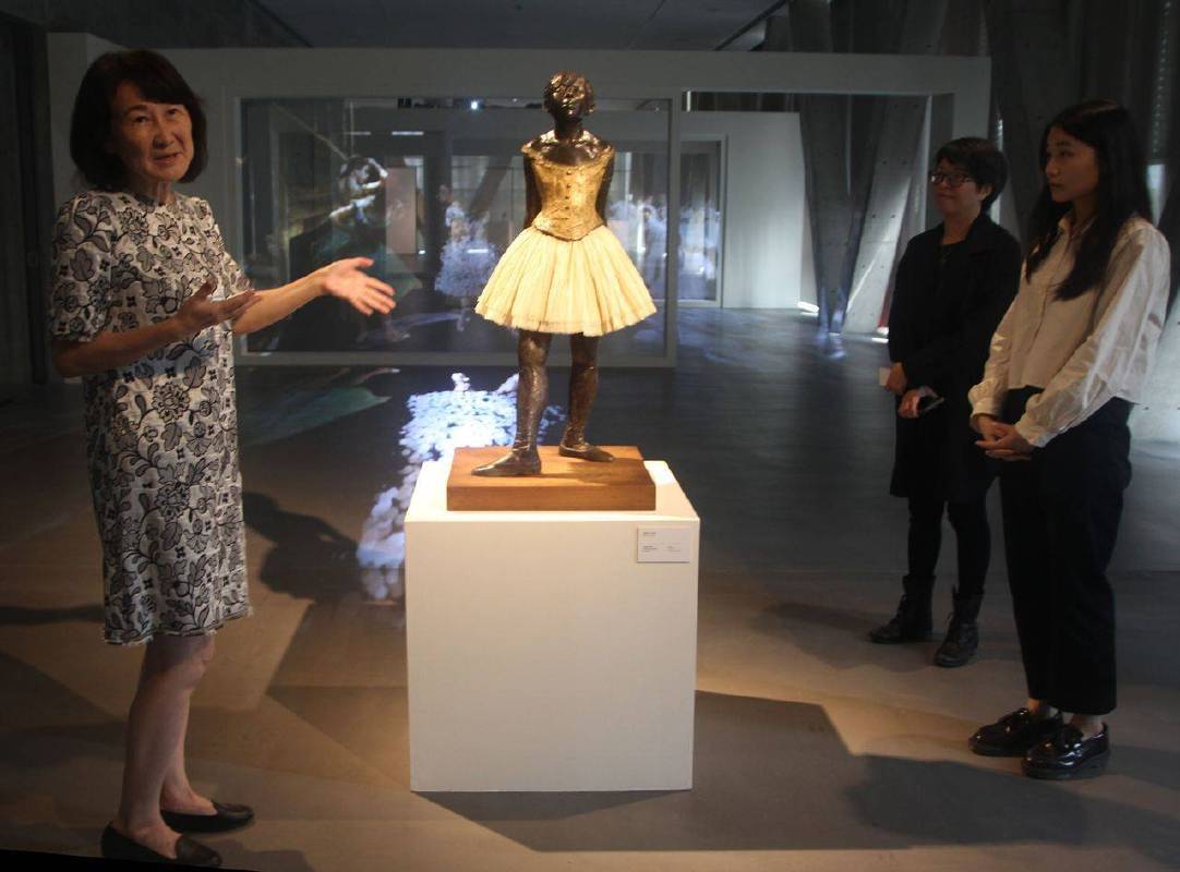 亞大現代美術館推出新檔展覽，展示亞大美術館典藏之一法國印象派大師竇加〈十四歲的小舞者〉，由現代美術館館長李梅齡（左）說明介紹。