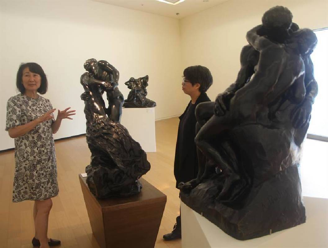法國雕塑家奧古斯特．羅丹、卡蜜兒．克勞戴師徒，在真實人生中演繹痴愛情狂，從透過羅丹的（吻）、左邊卡蜜兒（華爾滋）等雕塑品展現出。