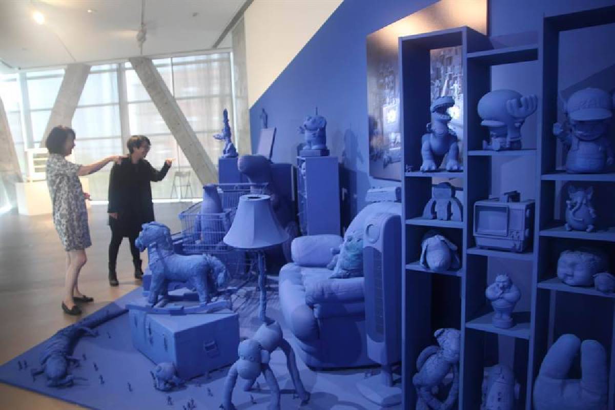 台灣藝術家王建揚的〈潛行夢空間〉，以單種（藍）顏色的立體創作。