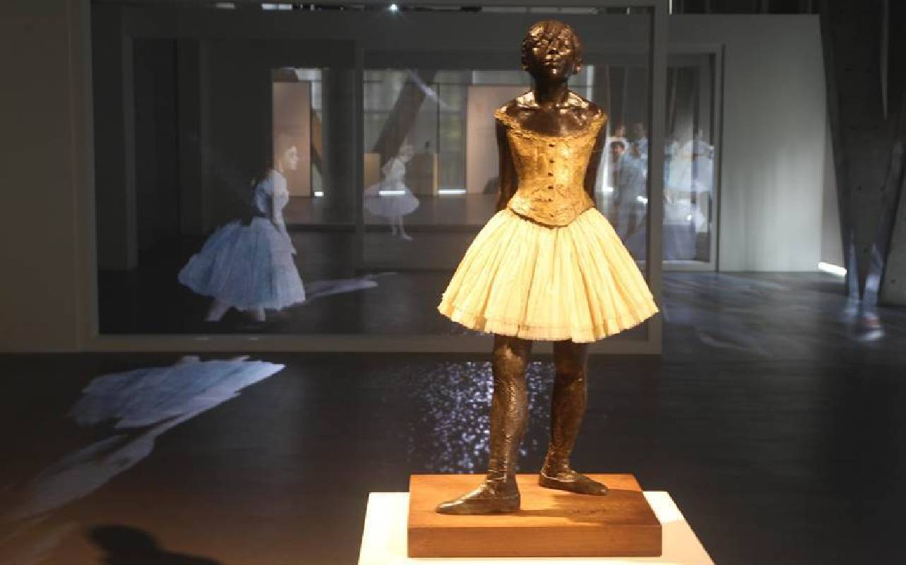 亞大現代美術館新檔期展示法國印象派大師竇加〈十四歲的小舞者〉，透過互動影像裝置，感受生命、自然、音樂與影像的律動。