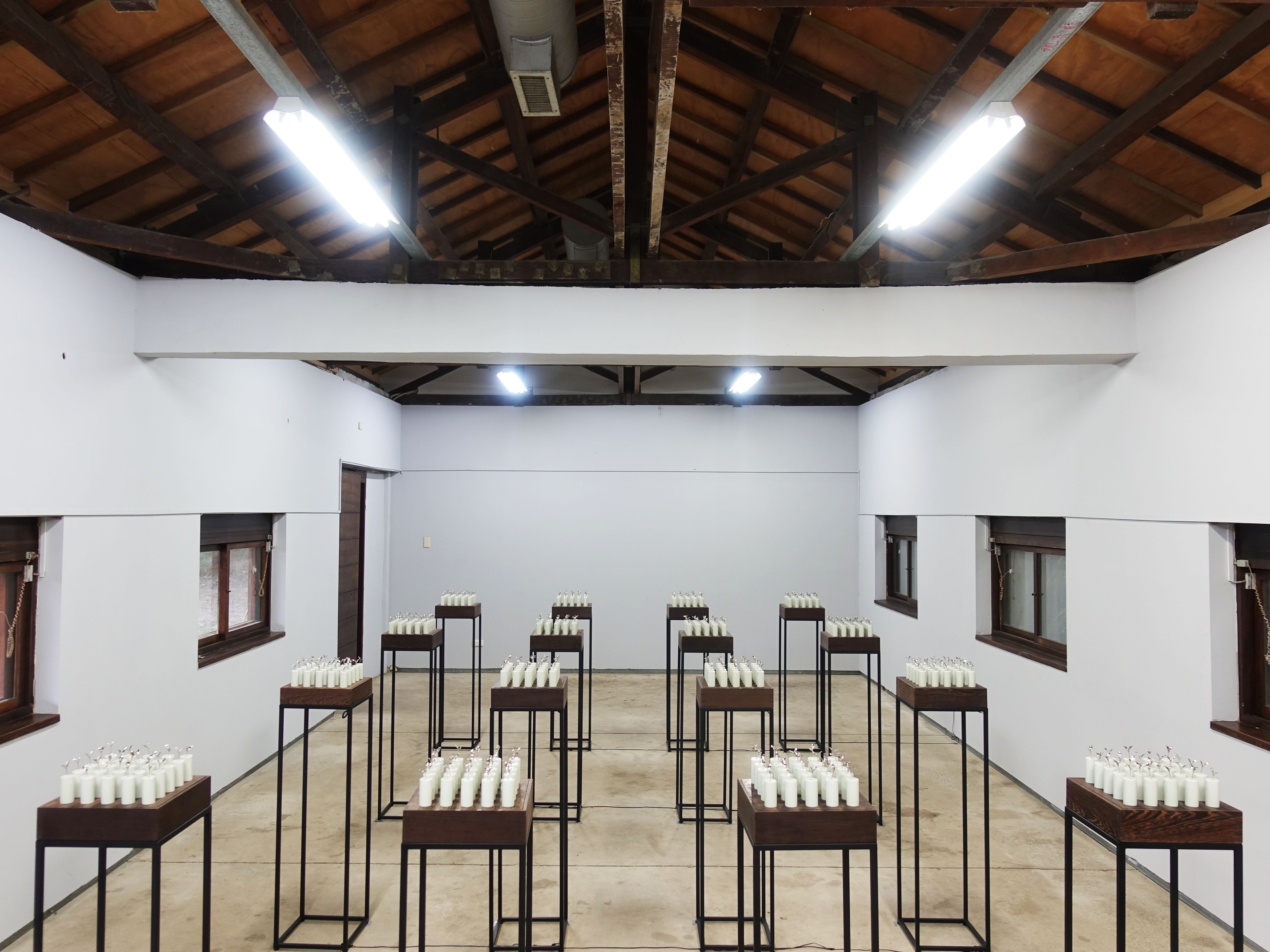 陳漢聲，《共生苗》，30 x 30 x 125 cm，陶瓷、金屬鍍金、鐵刀木、鐵架、動力裝置共展出16組，2019。