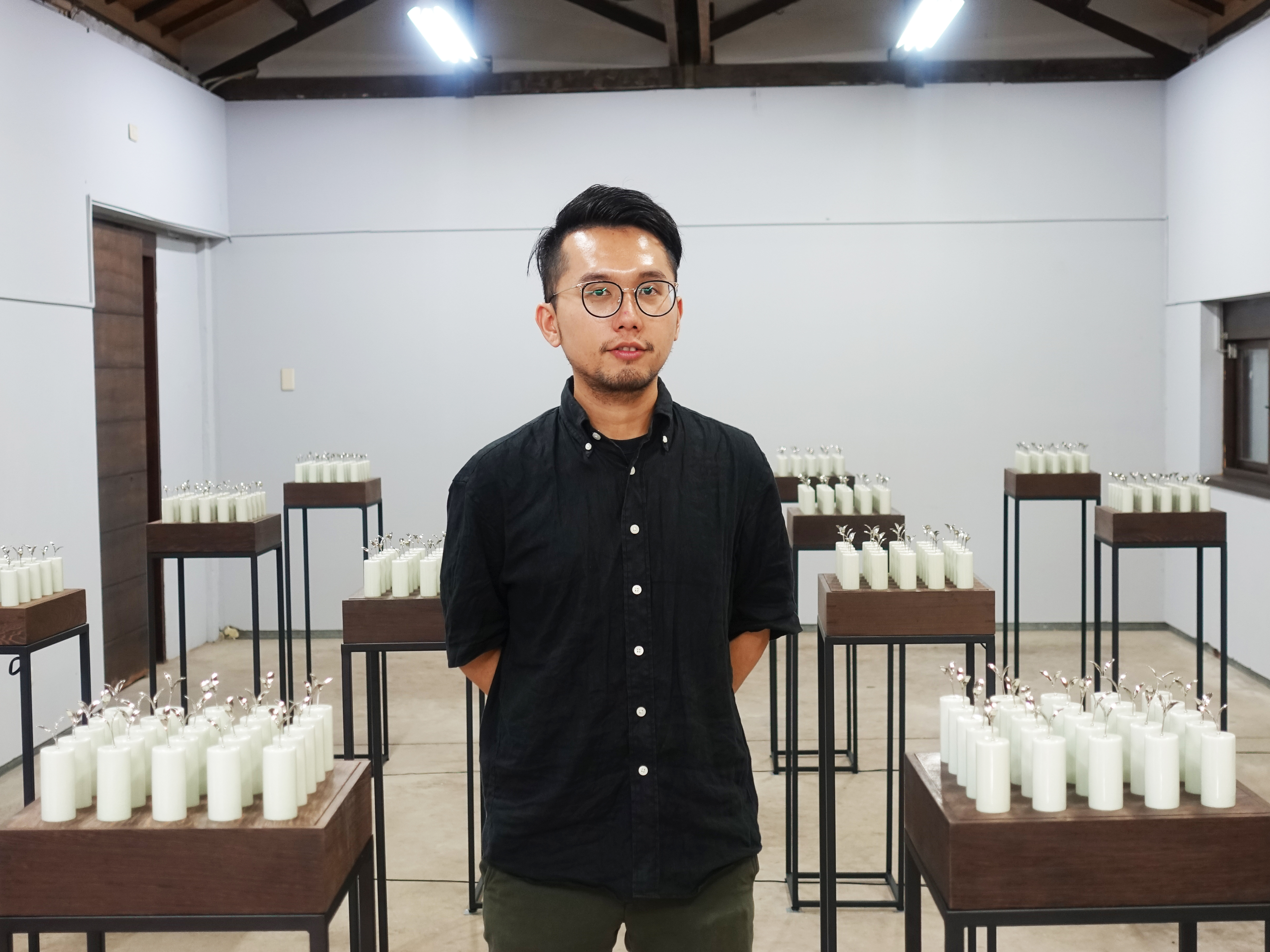 藝術家陳漢聲與參展作品《共生苗》合影。