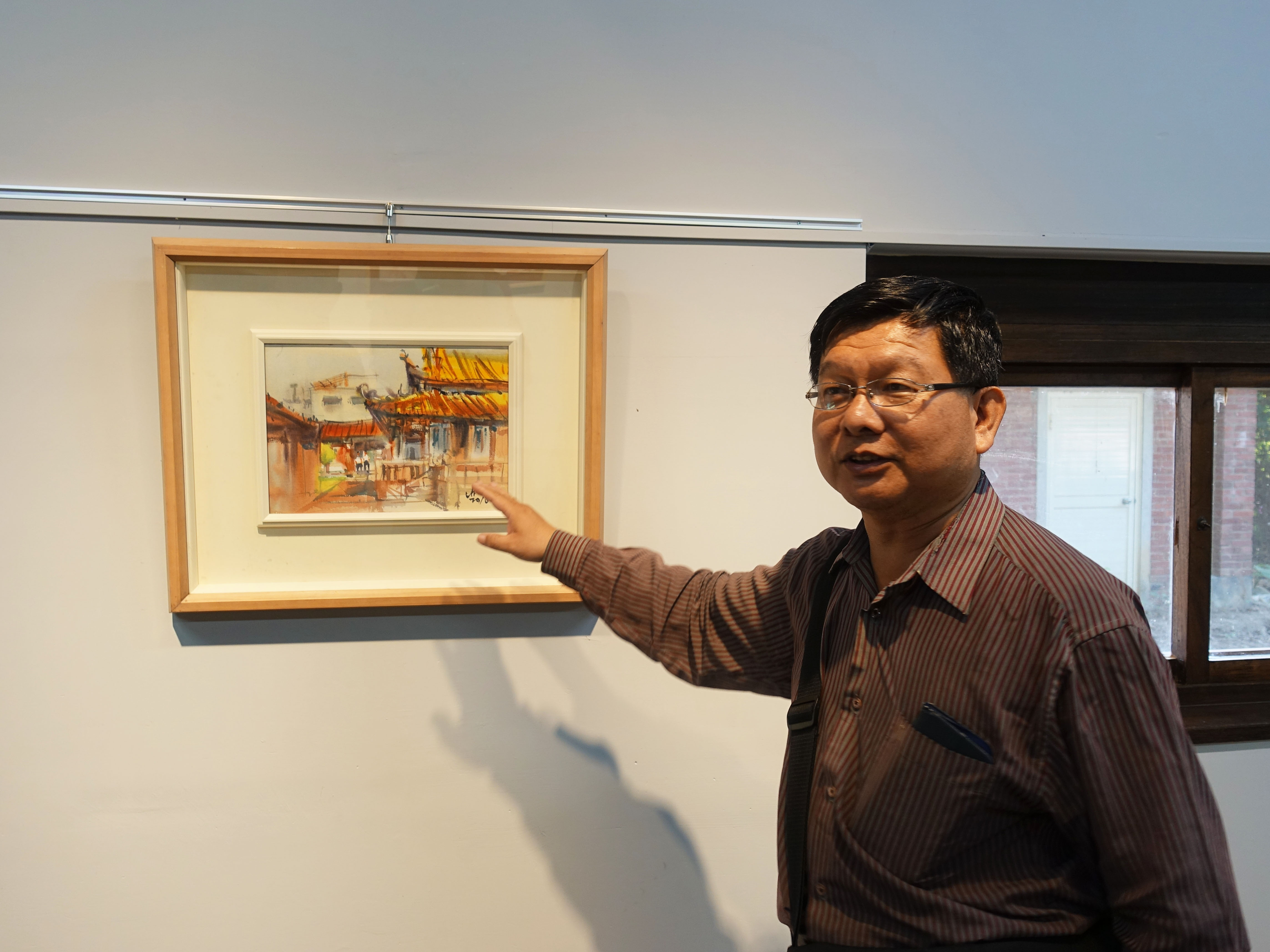 藝術家蔡滄龍於《第三屆出彰化城藝術展-古城的苗圃》開幕為民眾導覽。