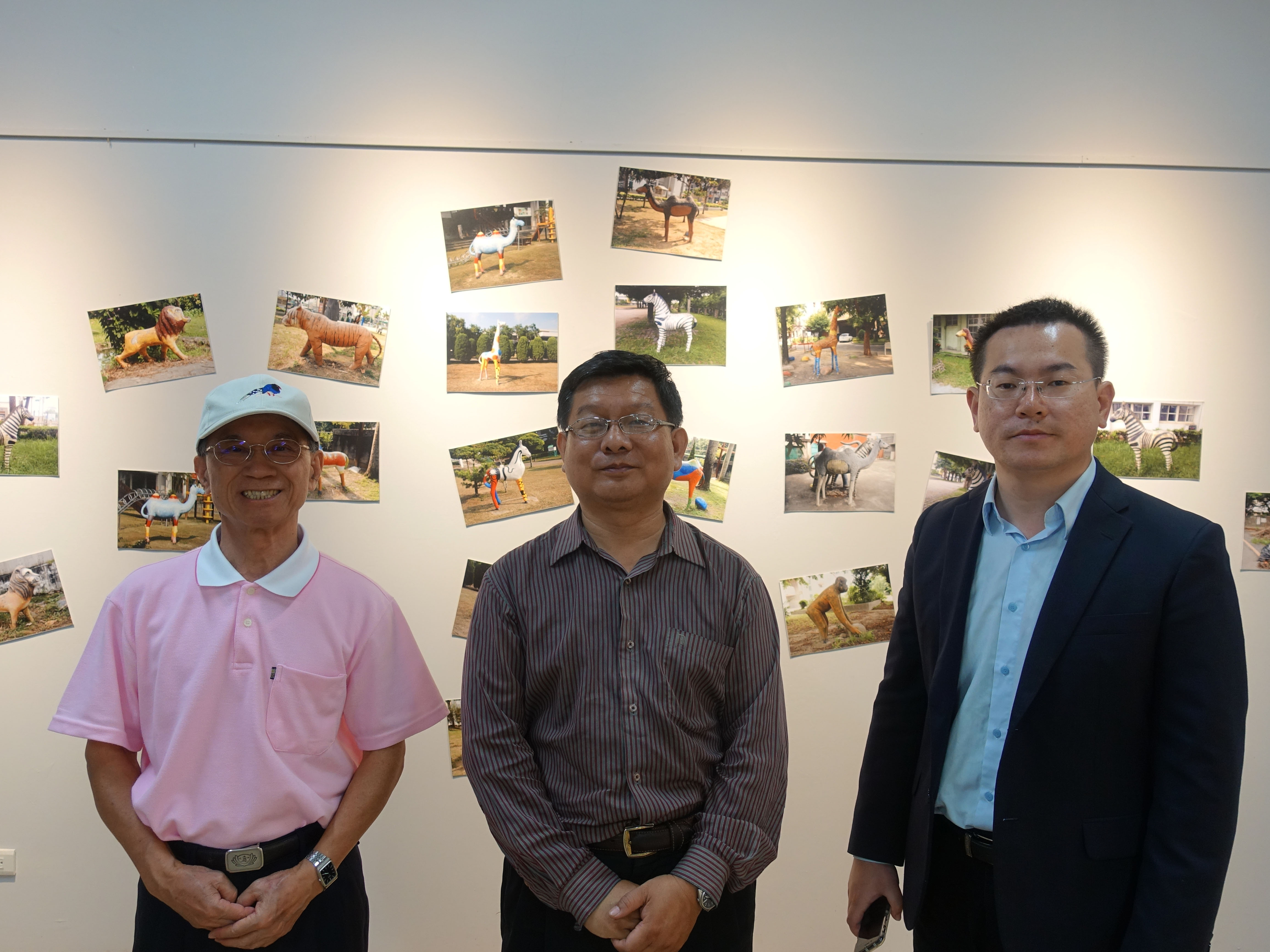 策展人陳俊德(右)、藝術家蔡滄龍(中)與導覽志工吳聰能(左)先生合影。