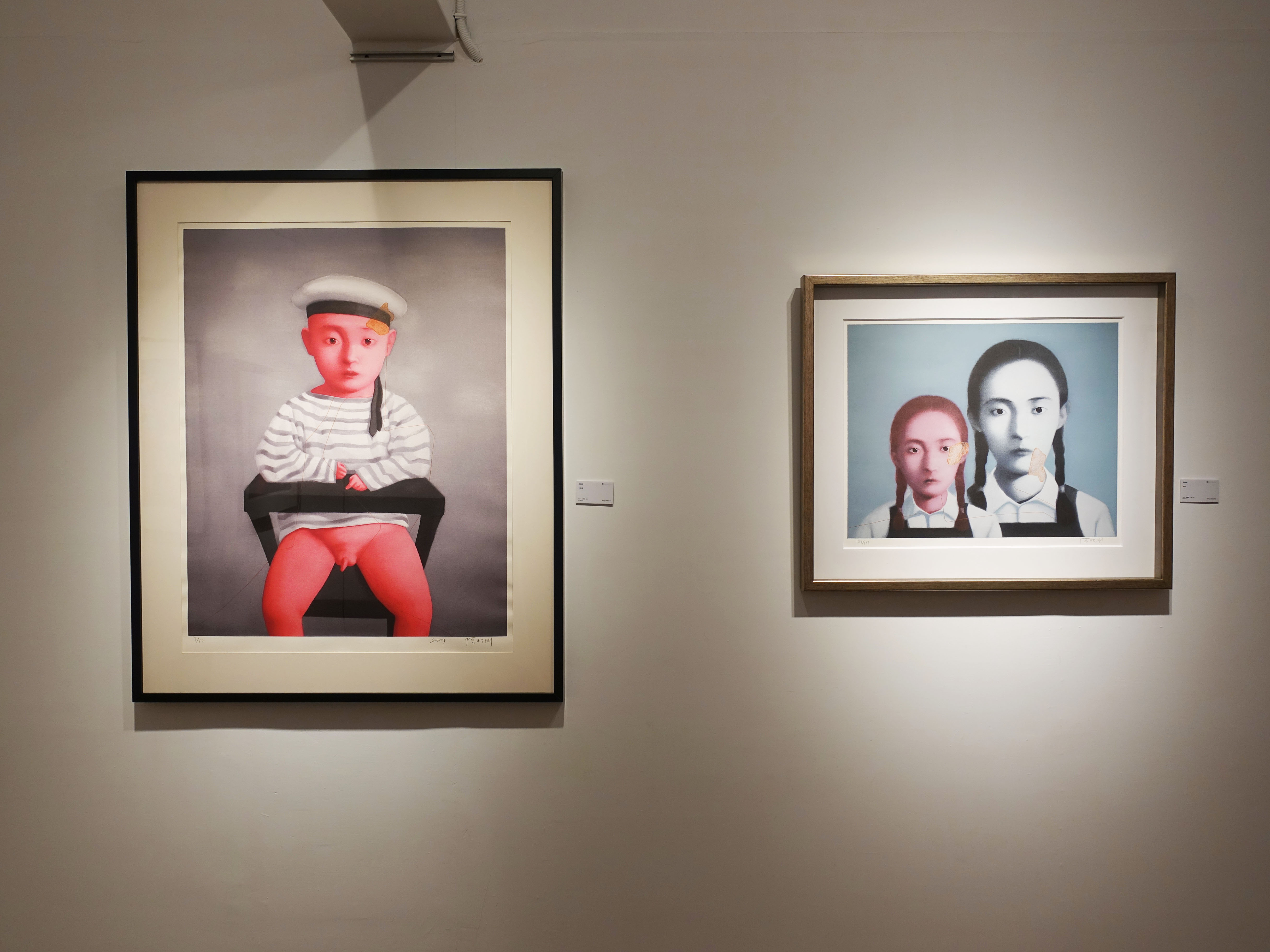 雅逸藝術中心展出中國當代藝術家張曉剛版畫作品。