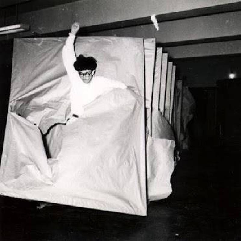 1956年第二屆具體派藝術展，成員之一村上三郎(1925-1996)結合表演藝術衝破紙牆的作品《穿透》。(圖片出處/Sothebys)