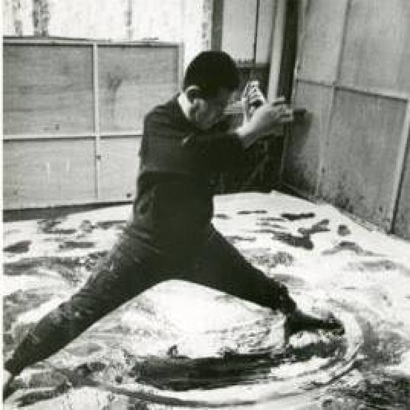 白髮一雄(1924-2008)是具體派中備受注目的一位，開創了自己的繪畫形式，將自己懸掛在繩子上，以腳代筆的「足繪」，是相當有名的系列。(圖片出處/wikiart)