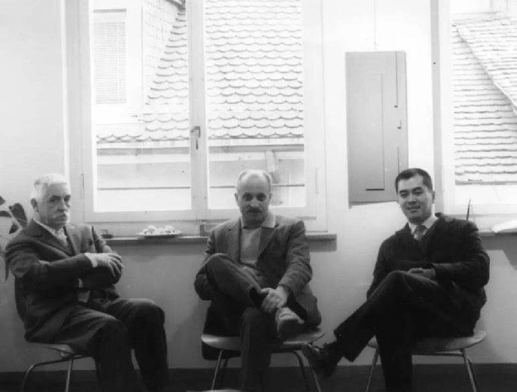 左起為卡爾戴拉拉、拜斯基、蕭勤於蘇黎世「龐圖九展」，1965年。 (圖片出處/蕭勤國際文化藝術基金會)