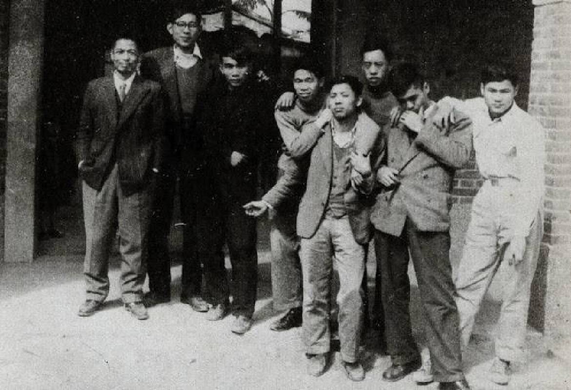 攝於彰化員林李仲生家門前，1956年2月18日。左起：李仲生、陳道明、李元佳、夏陽、霍剛、吳昊、蕭勤、蕭明賢。 (圖片出處/flicker)