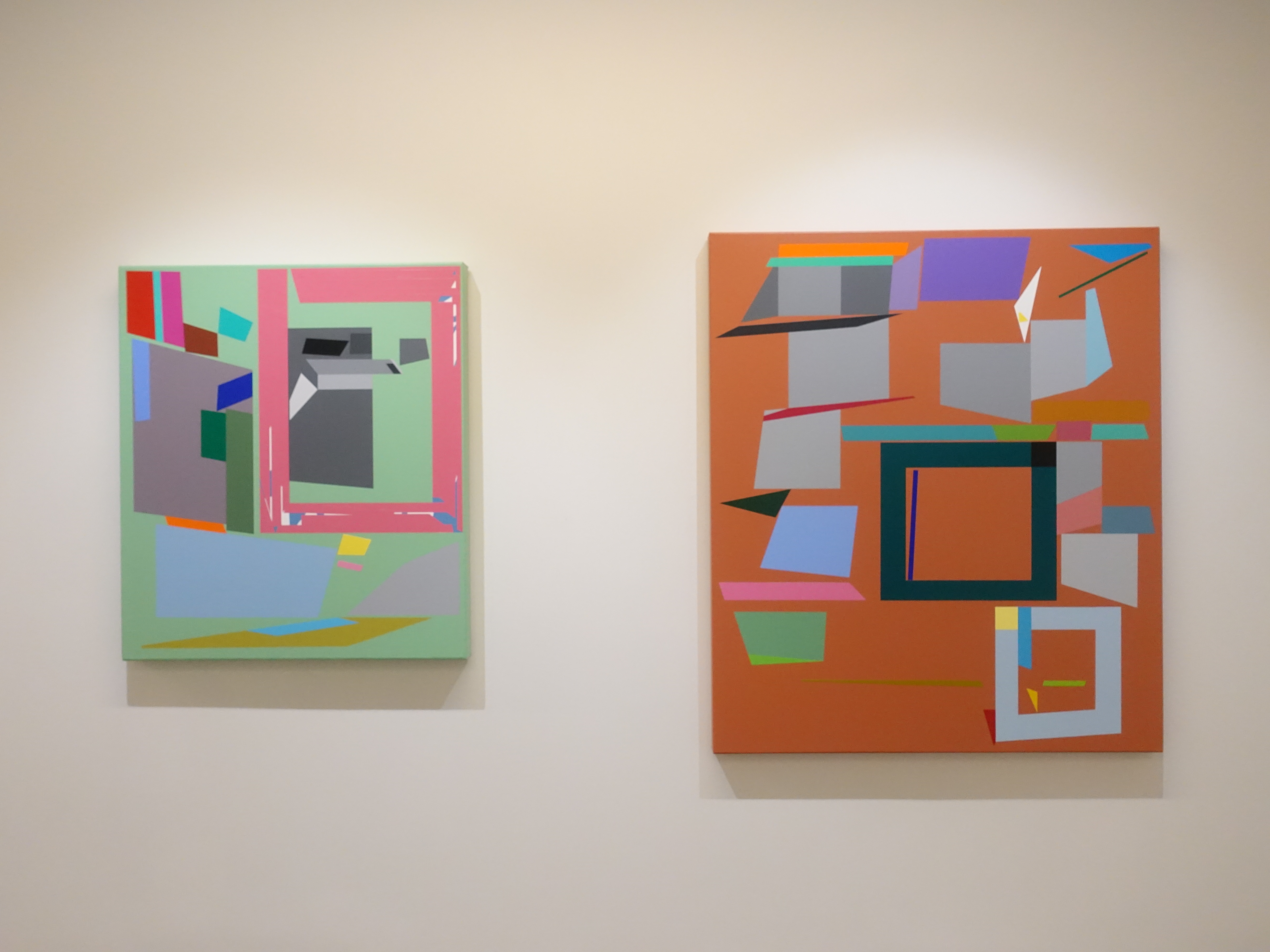 胡坤榮，《節慶夜晚》，80 x 70 cm，壓克力顏料、畫布，2019(左)。《糖果》，105 x 90 cm，壓克力顏料、畫布，2018。