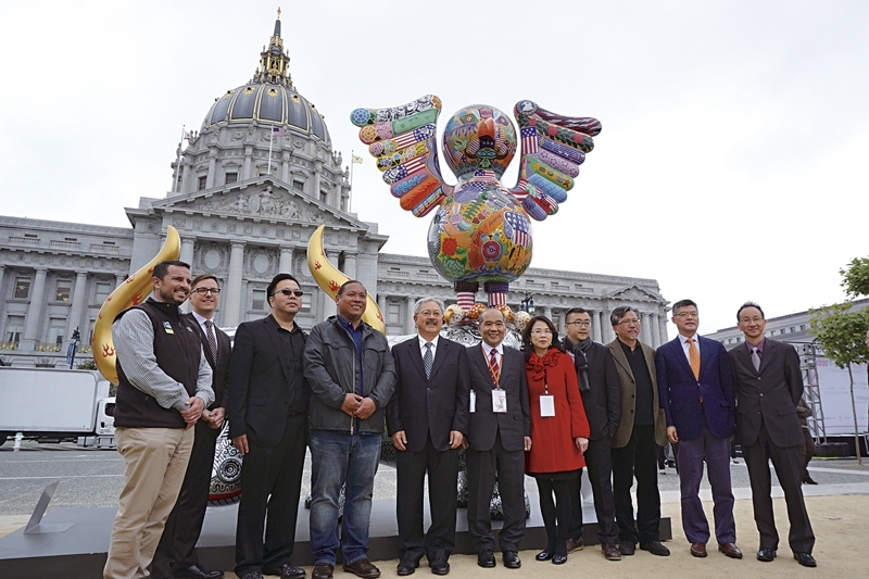 舊金山首任華裔市長Edwin M. Lee(李孟賢,左五),親自主持洪易個展記者會,與洪易(左四),印象畫廊負責人歐賢政、江妙玲夫婦(中),以及與會嘉賓合影
