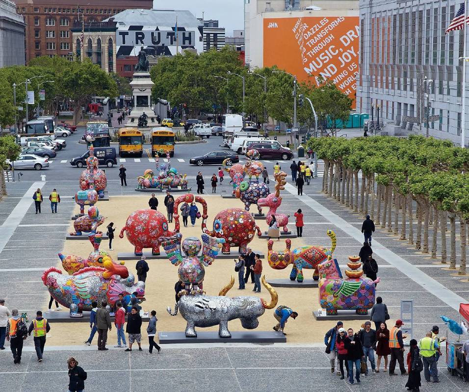 2015年 美國舊金山市政廣場全景鳥瞰圖，洪易大型地景裝置，參觀人潮絡繹不絕