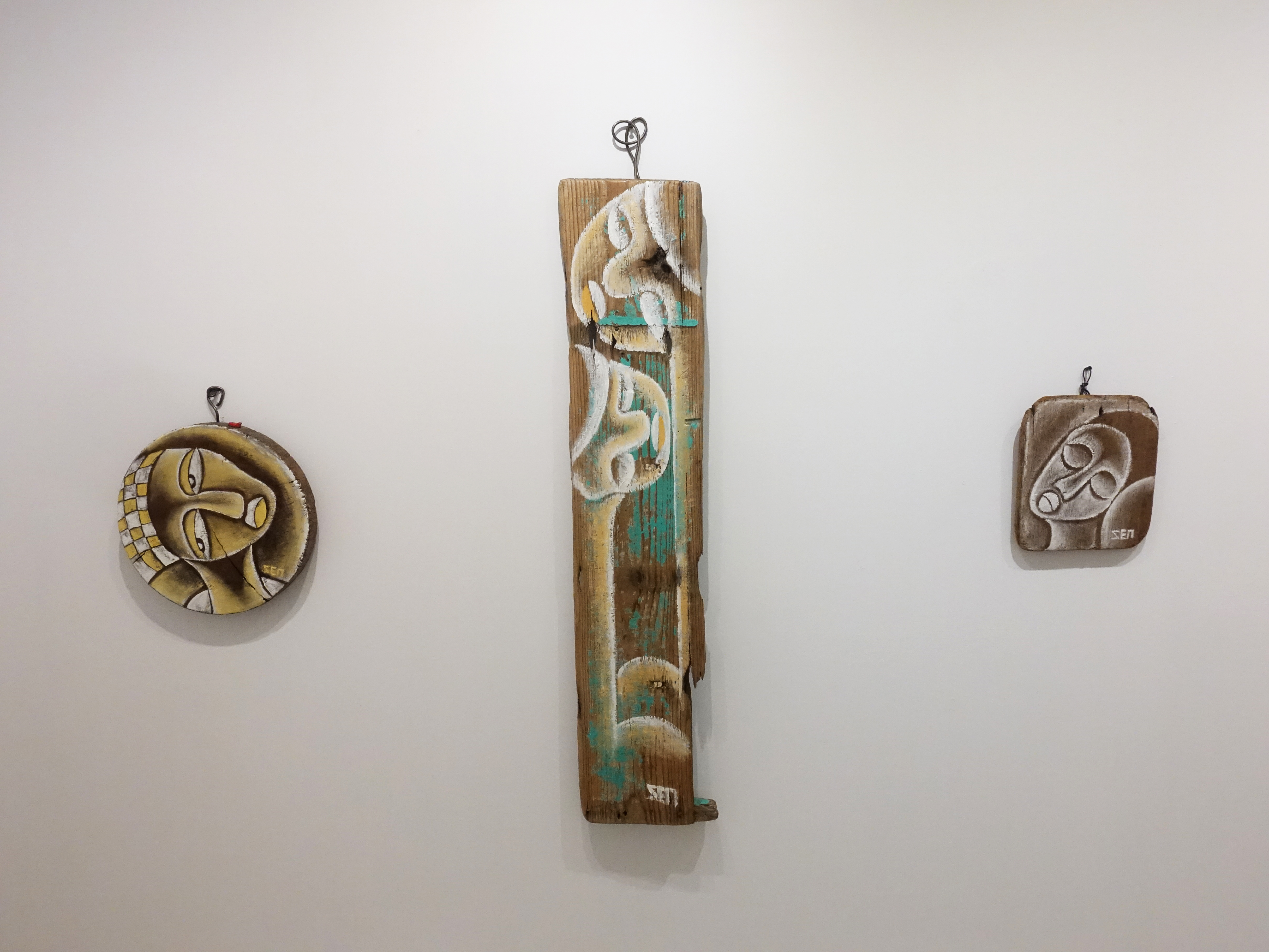 藝術家楊樹森於大澐藝術展出漂流木系列創作。