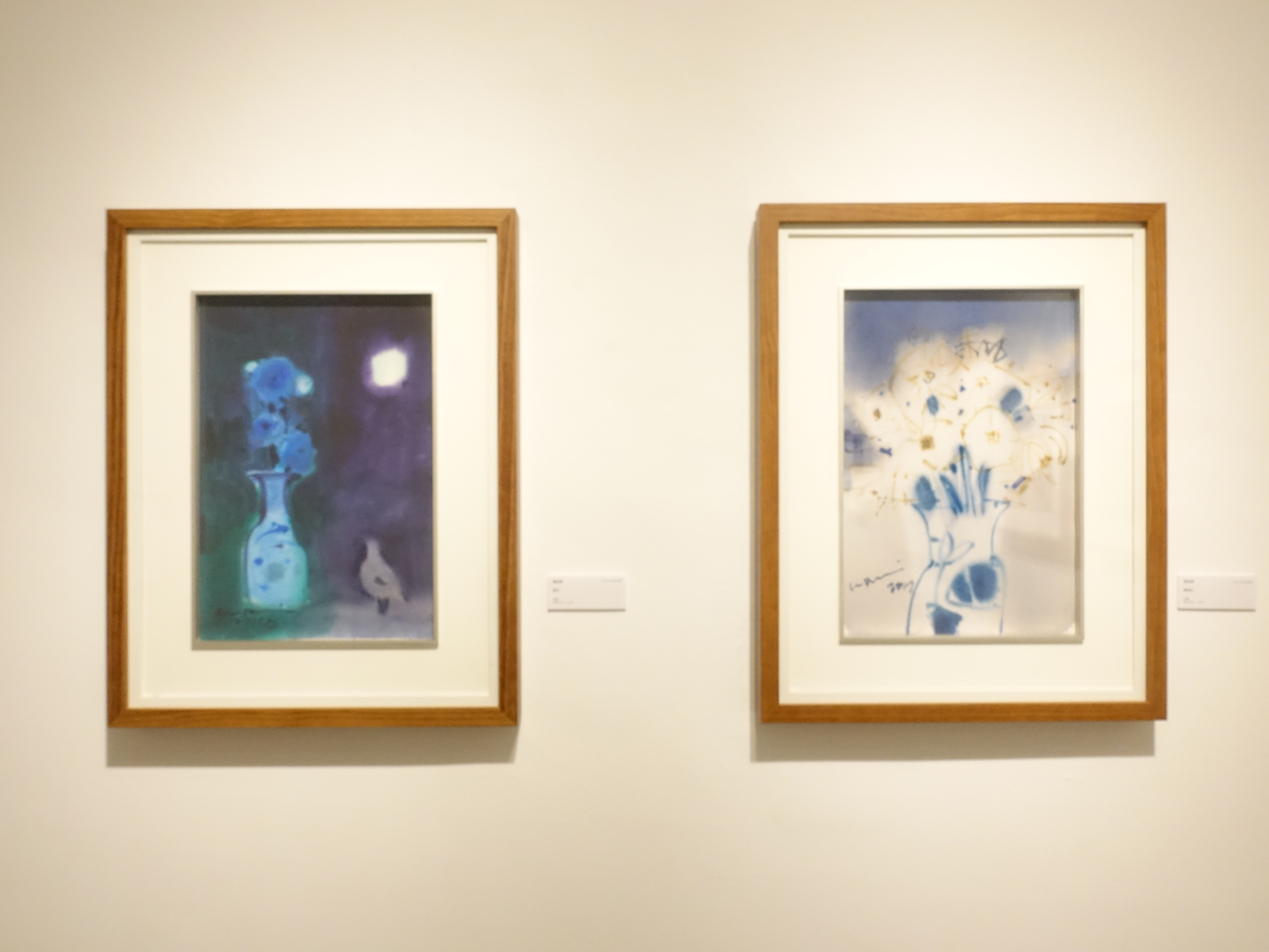 雅逸藝術中心展出藝術家楊治瑋水彩作品《賞月》左、《藍與白》右。