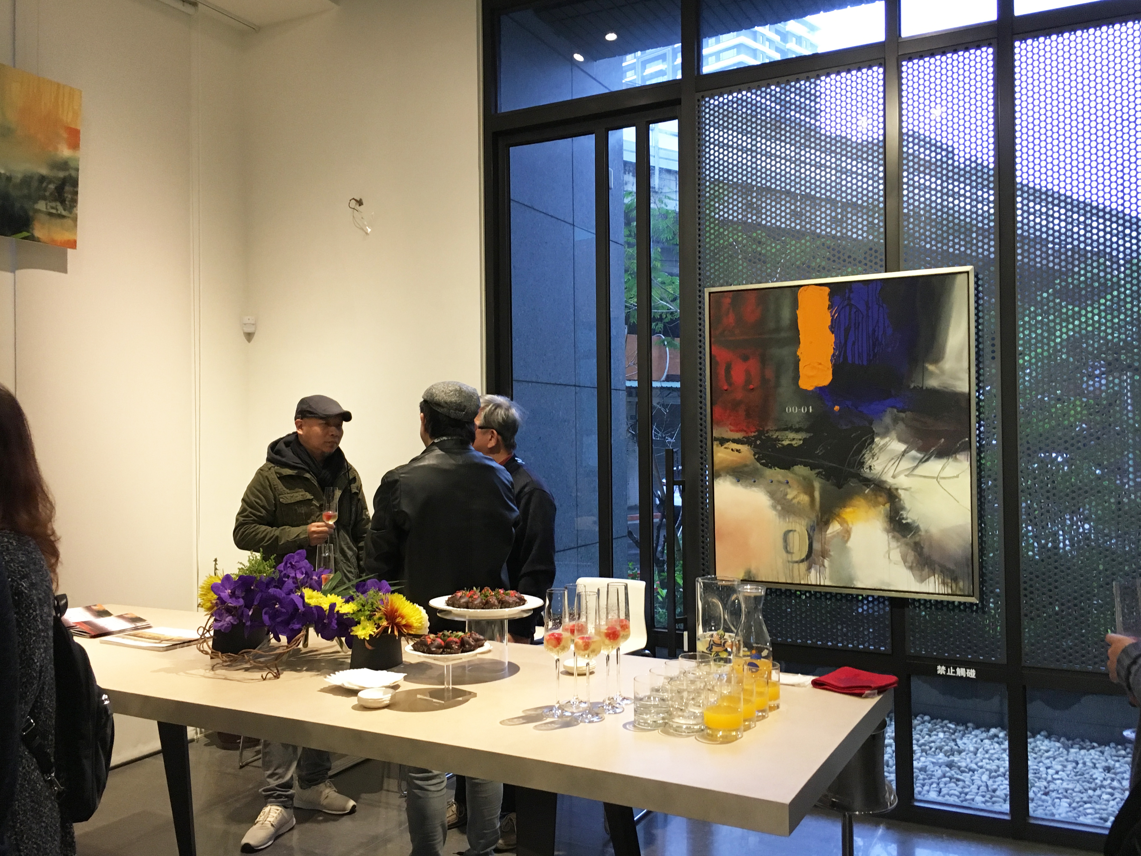 藝術家維克多・拉米雷斯與黃耀堂雙人展開幕茶會現場。