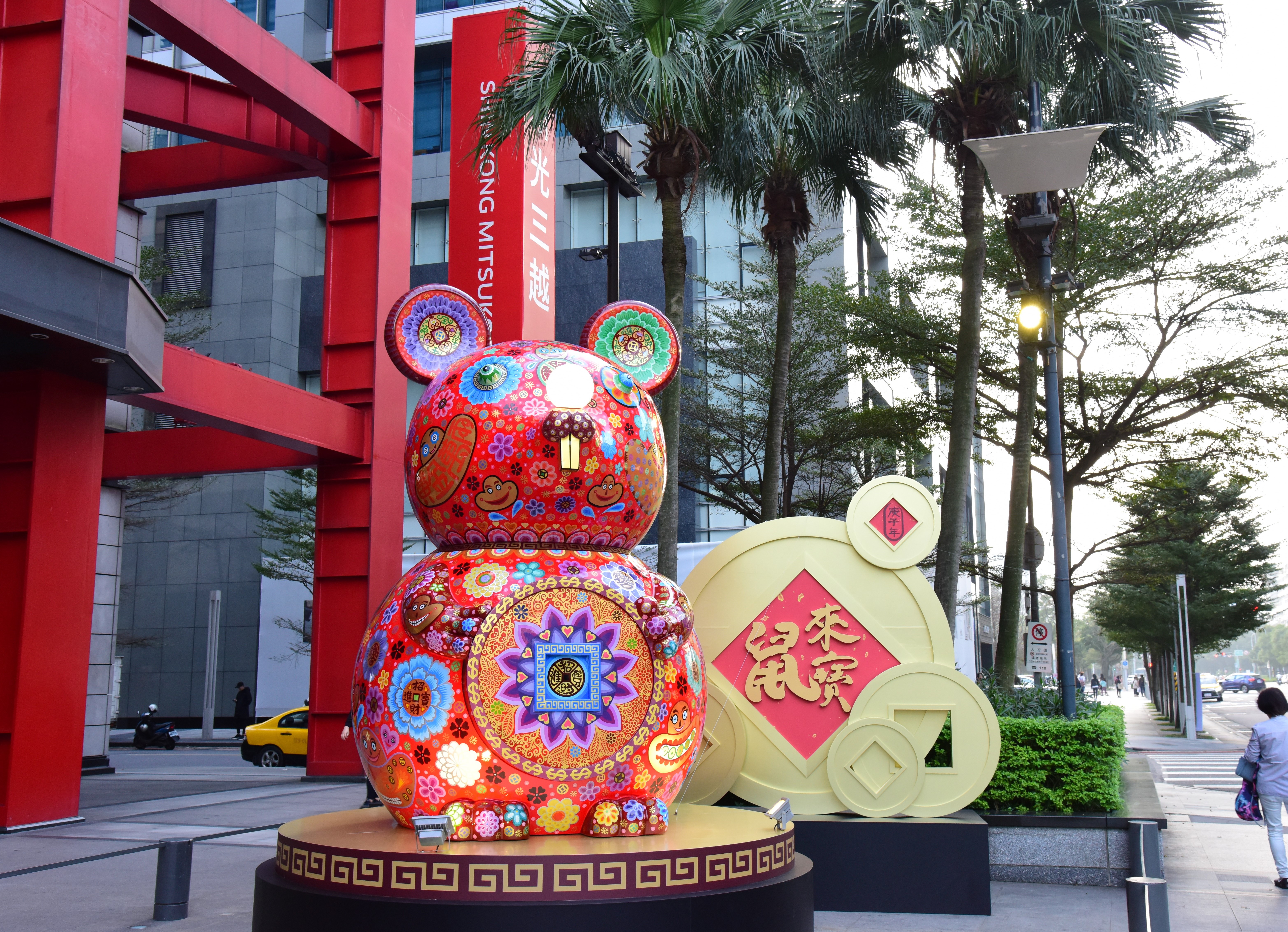 位於新光三越台北信義新天地A8大門口充滿濃濃年味的巨型鼠雕塑「鼠來寶」
