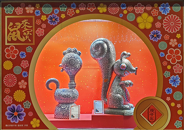 於新光三越台中中港店的「大頭雞」與「松鼠」（照片來源：新光三越）