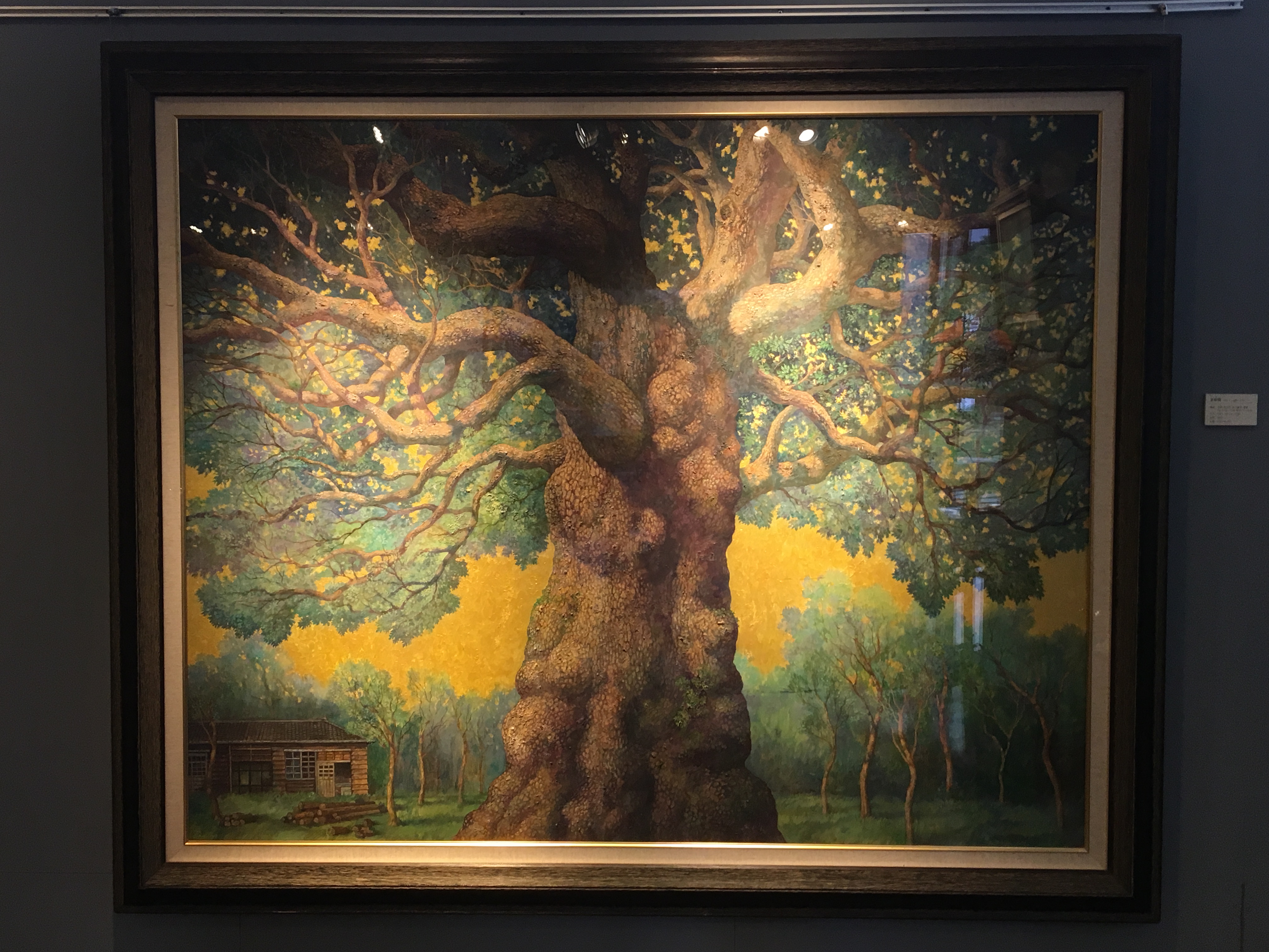 劉子平，《老樟樹》，130 x 162 cm，油彩、壓克力、綜合媒材、畫布，2019。