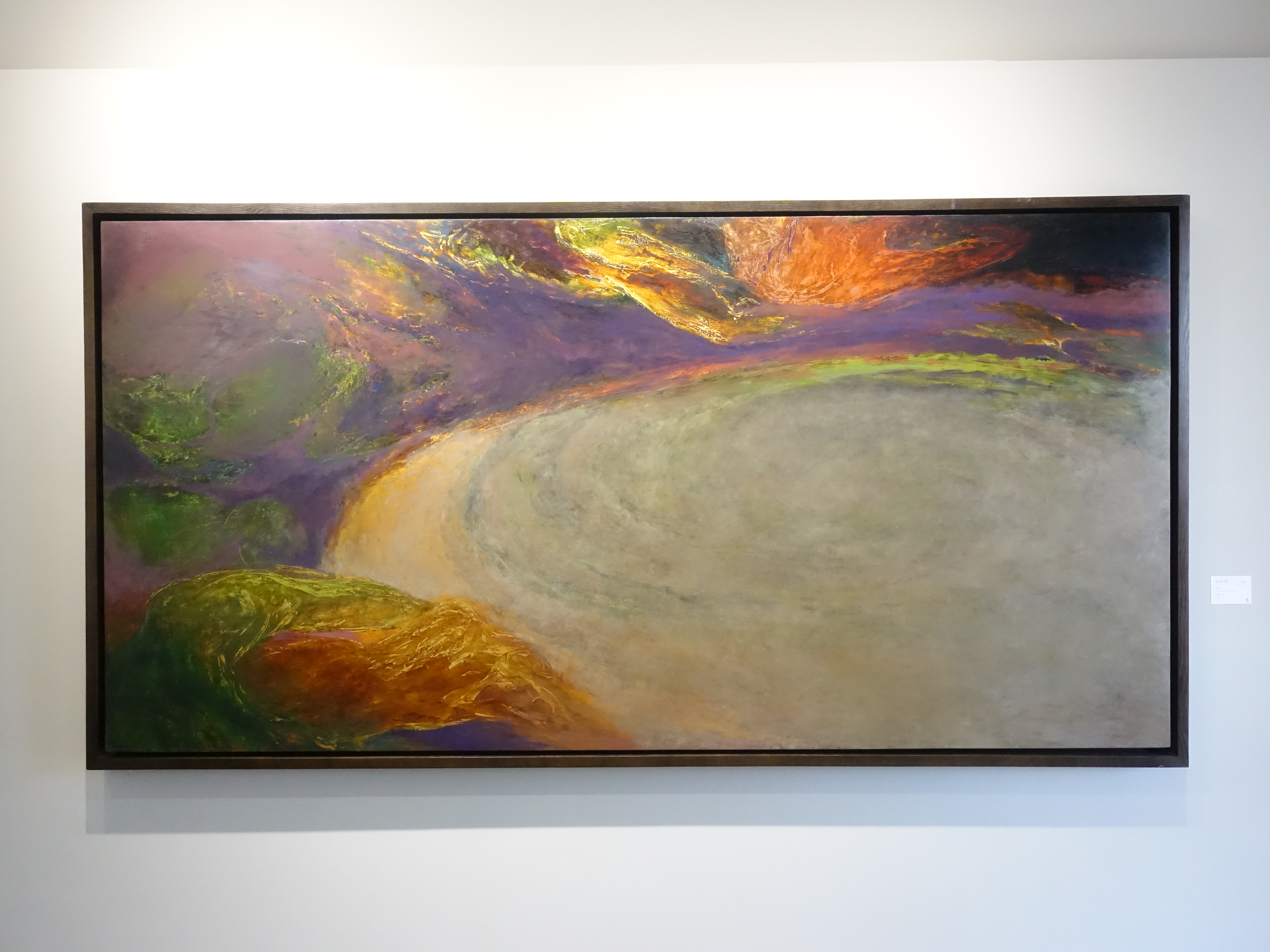 阮春綠，《塵40》，122 x 244 cm，漆畫，2018。