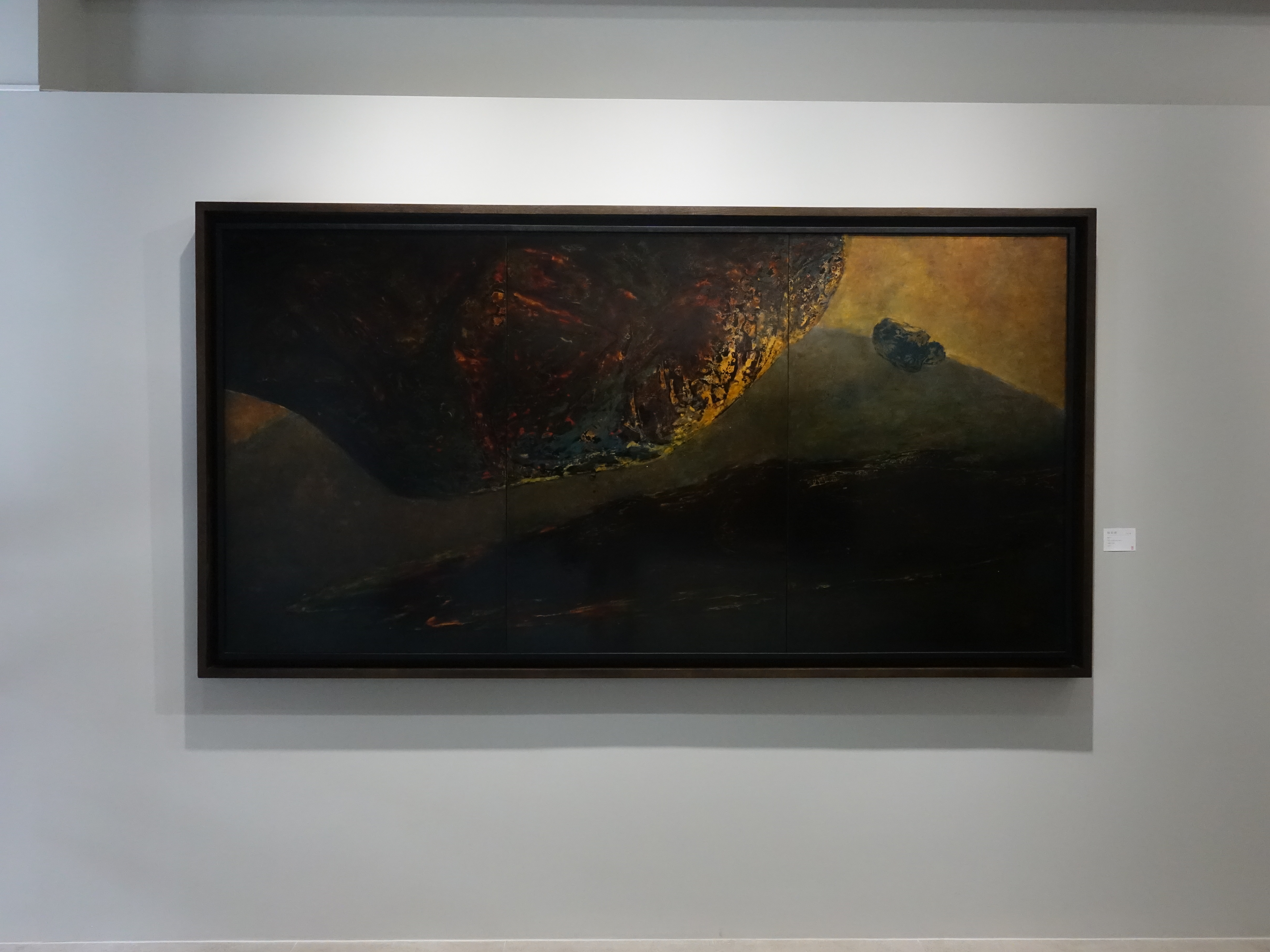 阮春綠，《塵9》，120 x 240 cm，漆畫，2017。