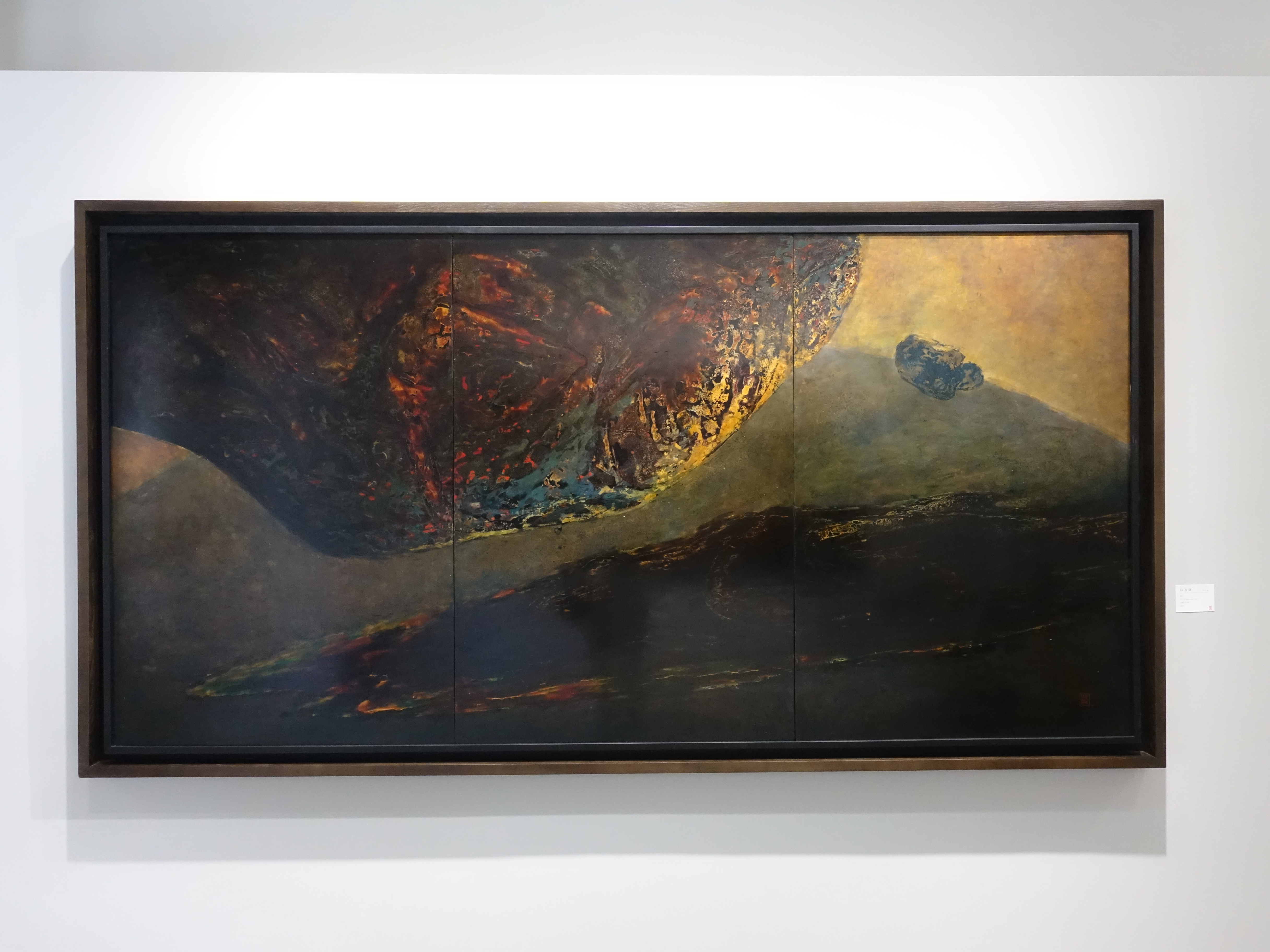 阮春綠，《塵9》，120 x 240 cm，漆畫，2017。