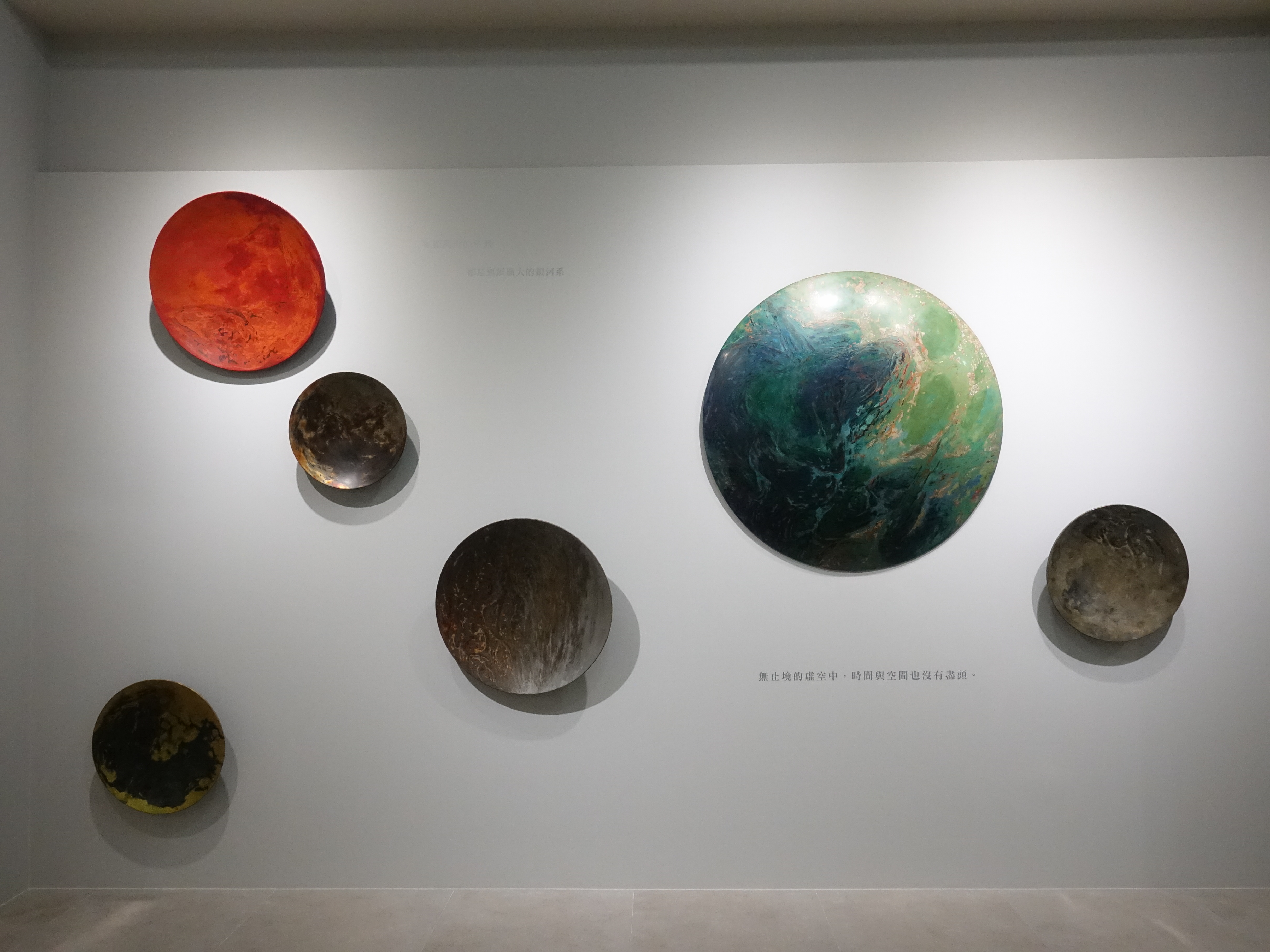 越南藝術家阮春綠於正觀藝術展出《微塵系列》作品。
