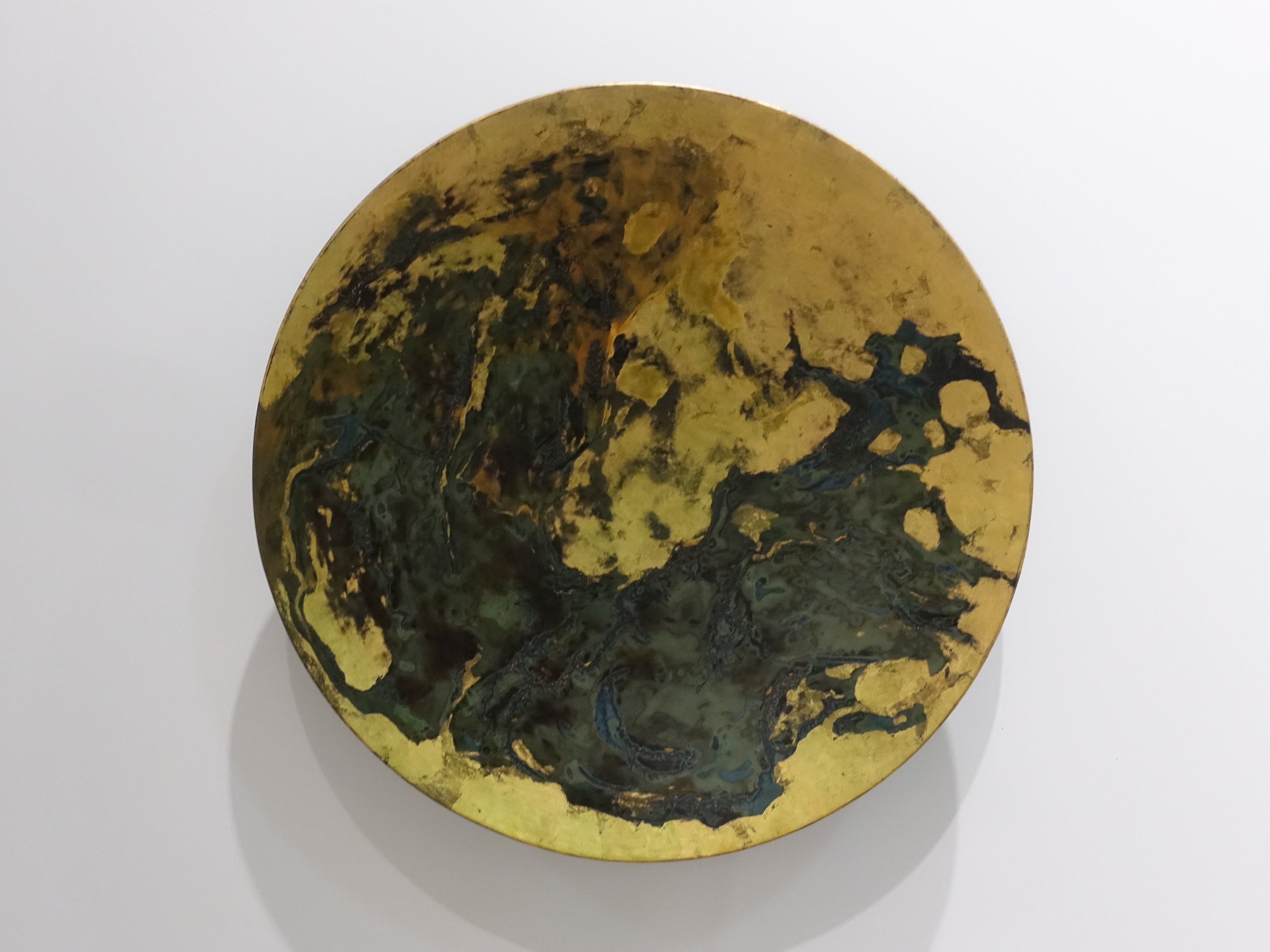 阮春綠，《塵50》細節，D45 x H6 cm，漆畫，2018。