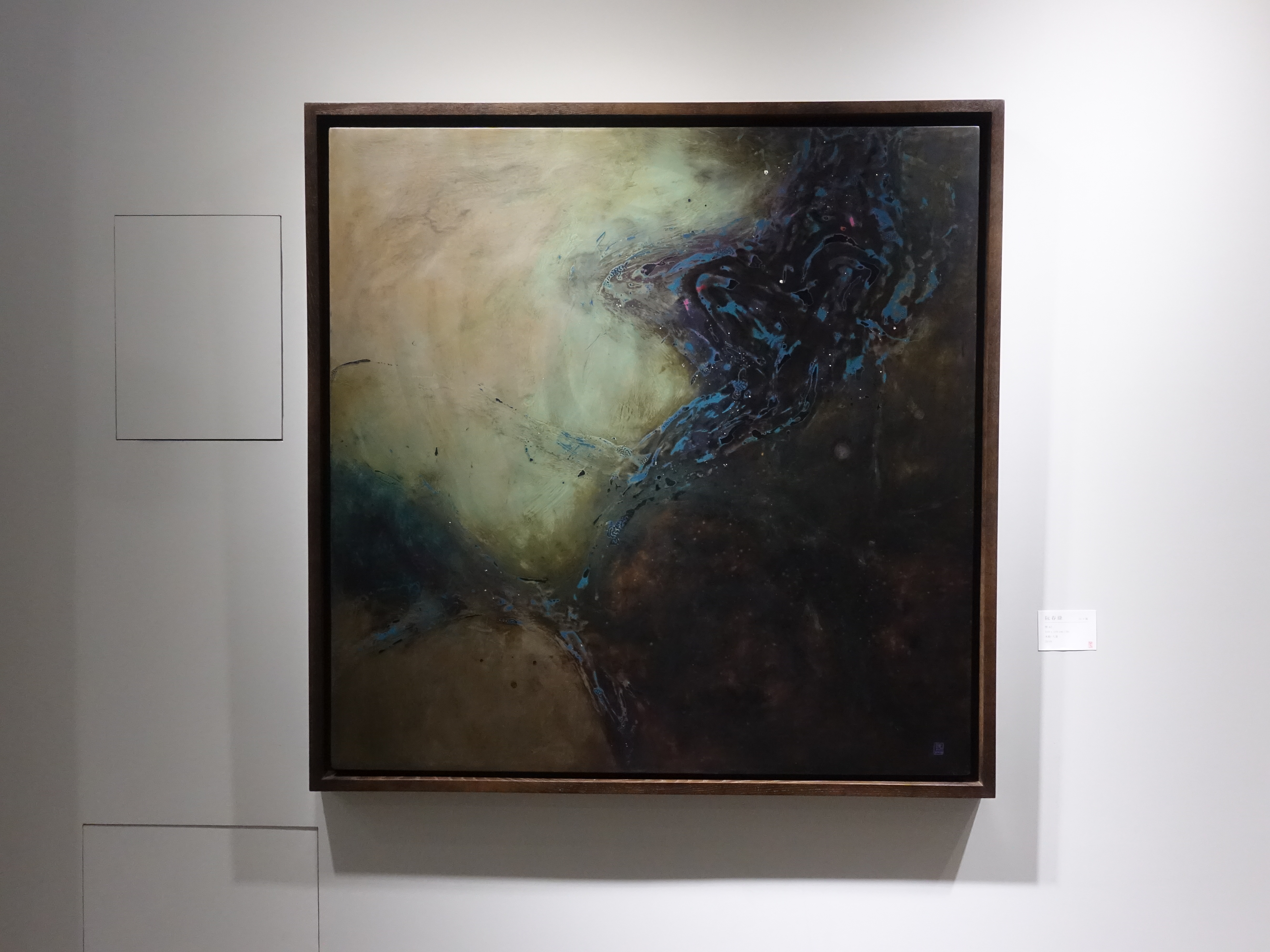 阮春綠，《塵42》，108 x 108 cm，漆畫，2018。
