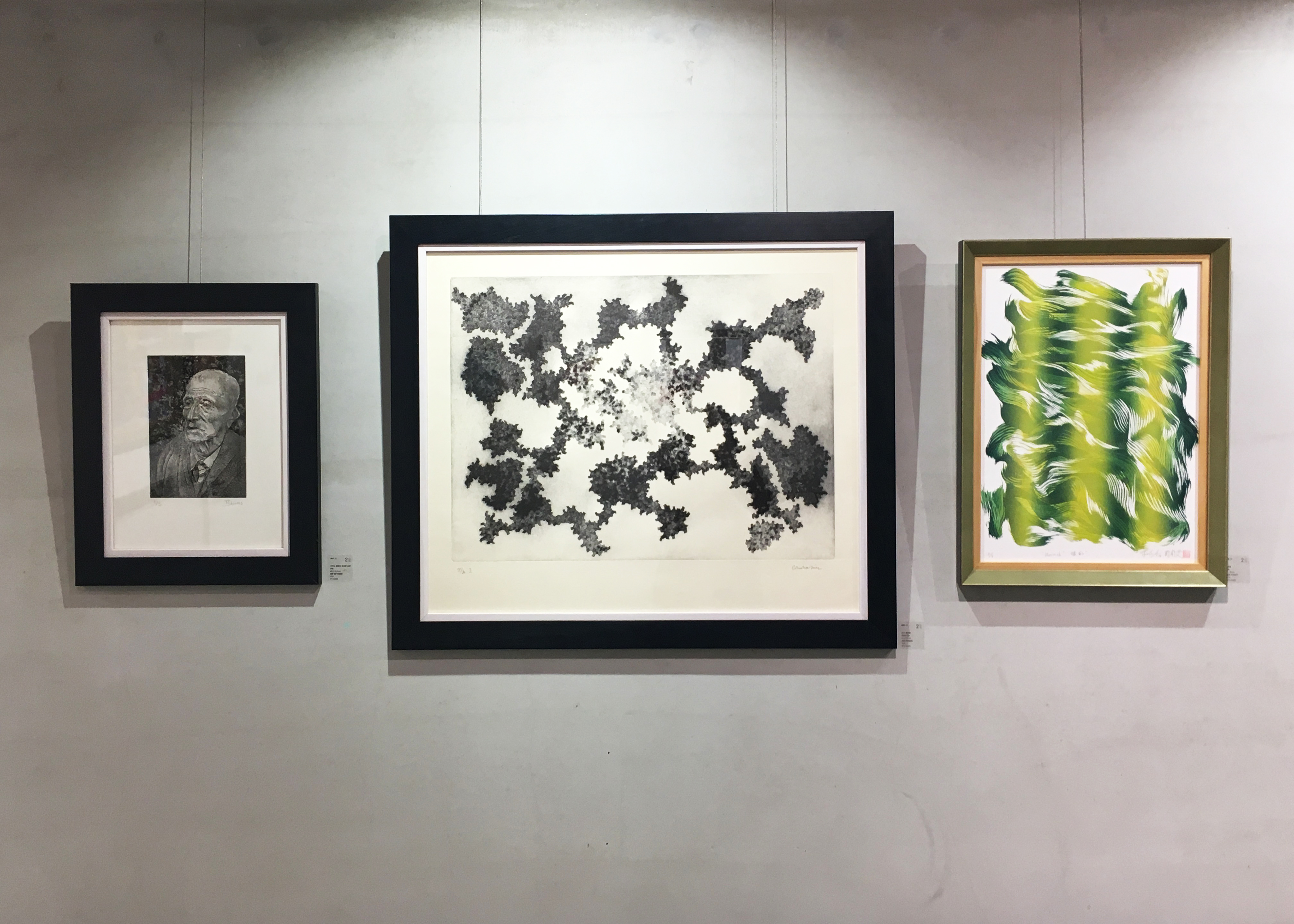二空間展出臺灣、西班牙藝術家版畫交流展《自然》展場一隅。