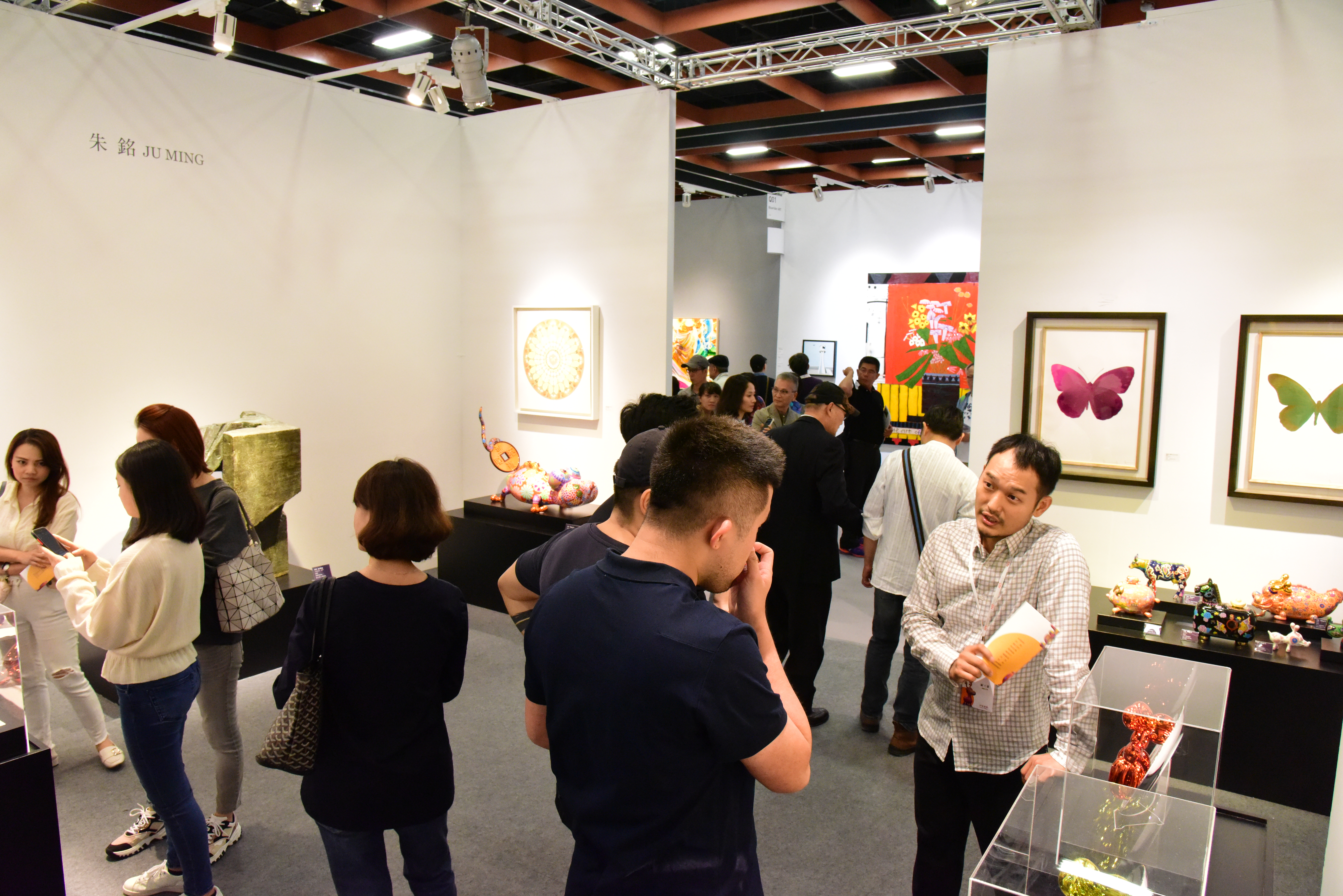 當代展區人潮眾多，由印象畫廊專業人員介紹