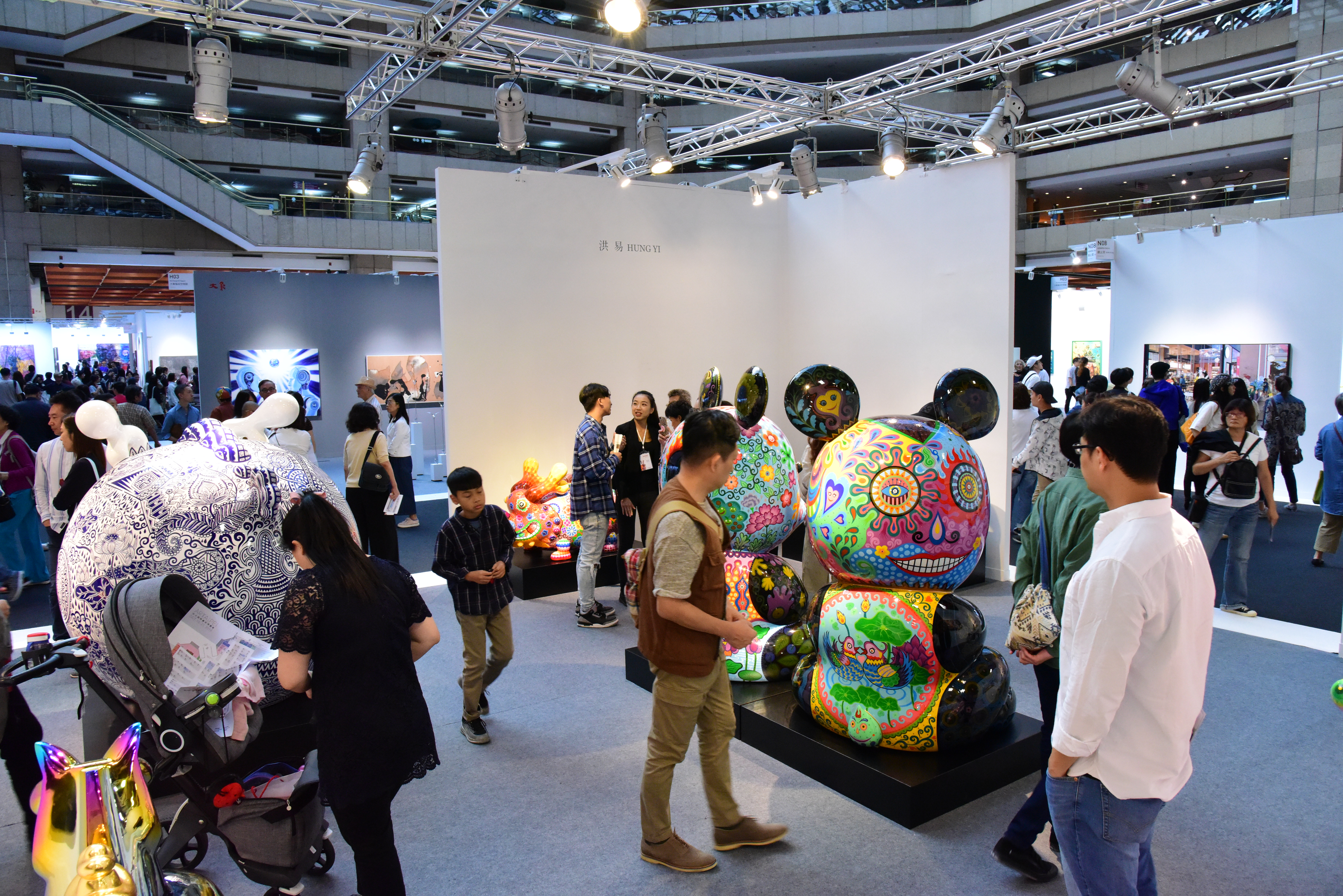 洪易老師的動物雕塑繽紛可愛、又讓人感到親近