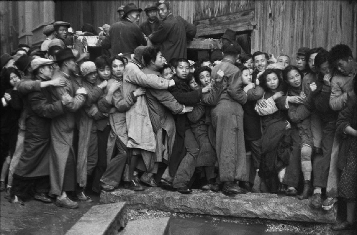 亨利．卡蒂埃．布列松 | 一日將盡，排隊的人們仍抱著希望能買到黃金 上海，1948年12月23日 明膠銀鹽相紙, 1960年代 19.9 x 29.8 cm © Fondation Henri Cartier-Bresson / Magnum Photos