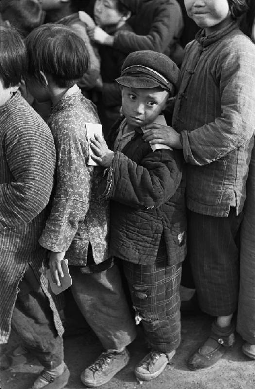亨利．卡蒂埃．布列松 | 一日將盡，排隊的人們仍抱著希望能買到黃金 上海，1948年12月23日 明膠銀鹽相紙, 1960年代 19.9 x 29.8 cm © Fondation Henri Cartier-Bresson / Magnum Photos