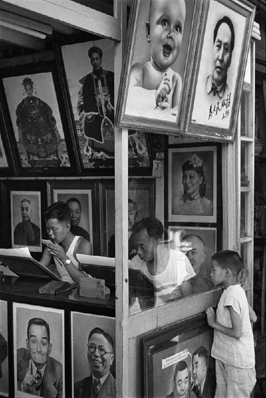亨利．卡蒂埃．布列松 | 鬃（棕）刷小販 上海，1949年9月 明膠銀鹽相紙, 1973 畫面: 24 x 35.5 cm；含框: 44.5 x 54.5 x 1.5 cm © Fondation Henri Cartier-Bresson / Magnum Photos