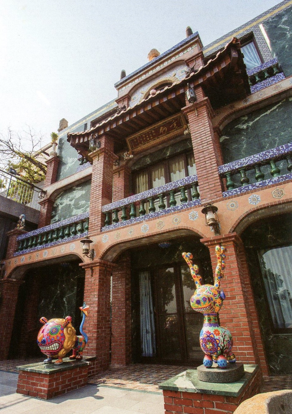 台灣紅磚搭配巴洛克色彩風格設計的建築外觀