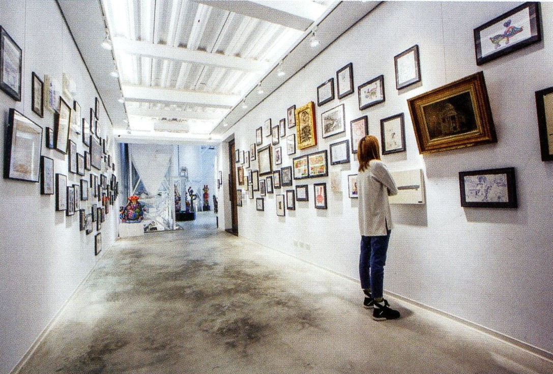 細數洪易，沒有形式，沒有規則，將生活感受用手、眼，一張張記錄下來。