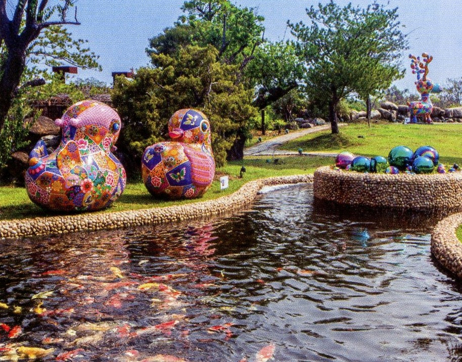 戶外夢幻水池，與洪易作品「鴛鴦」相呼應。