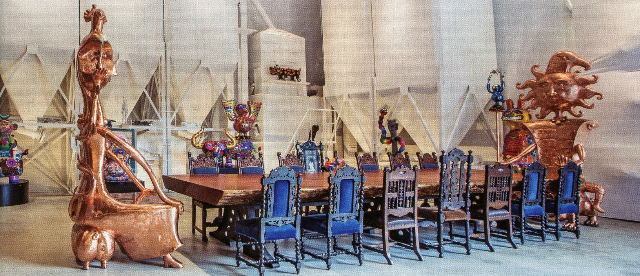 保留舊穀倉機具與大型銅塑作品呼應