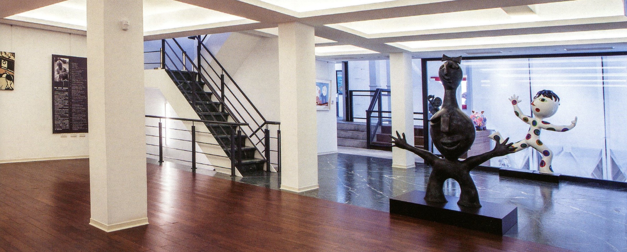 二樓展演廳提供藝術家作品展出與大眾互動