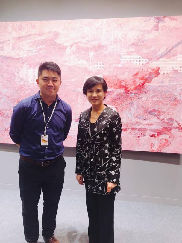 入圍MIT新人推薦特區之優秀青年藝術家黃士綸，正於多納藝術展位中與文化部長鄭麗君合影。