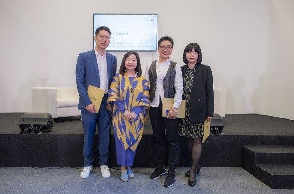 中華民國畫廊協會理事長鍾經新女士（左二）與「向大師致敬_ Anish Kapoor」主持人謝佩霓、與談人紅梅、董道茲合影。 畫廊協會／提供
