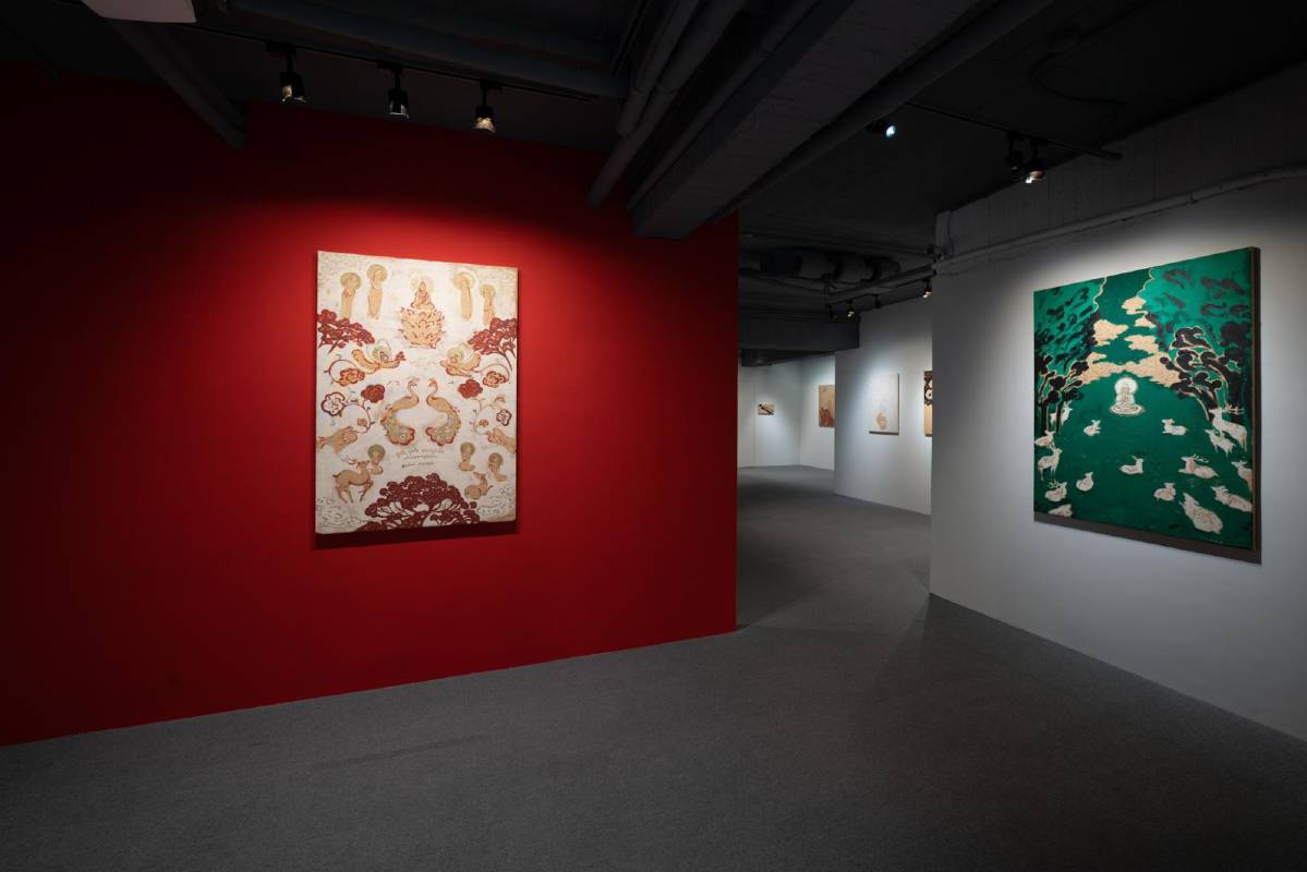 多納藝術是個專業的畫廊，兩檔展期之間會留有數日，給予媒體或專業藏家到訪。