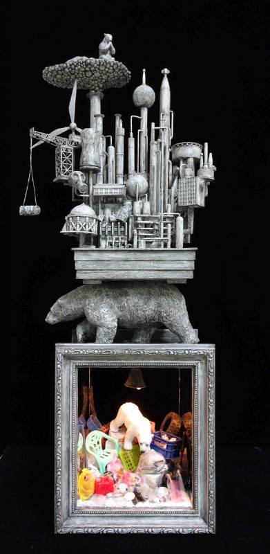 王寶慶，〈沉重的行囊-北極熊〉，82X32X21cm，複合媒材，2019。圖/多納藝術提供